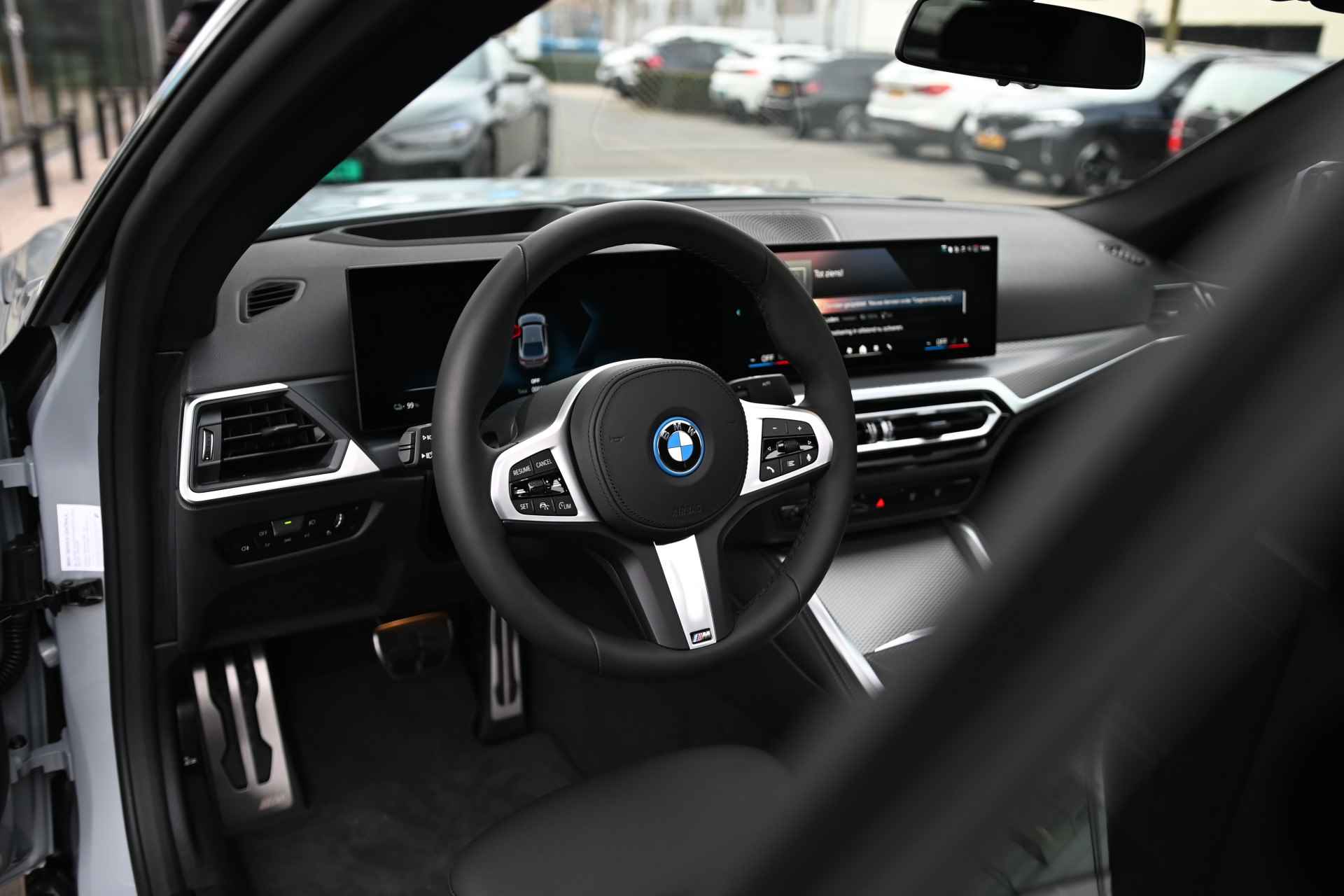 BMW i4 eDrive40 High Executive M Sport 84 kWh / Schuif-kanteldak / Active Cruise Control / Parking Assistant / Live Cockpit Professional / Extra getint glas achter / Leder - 18/29