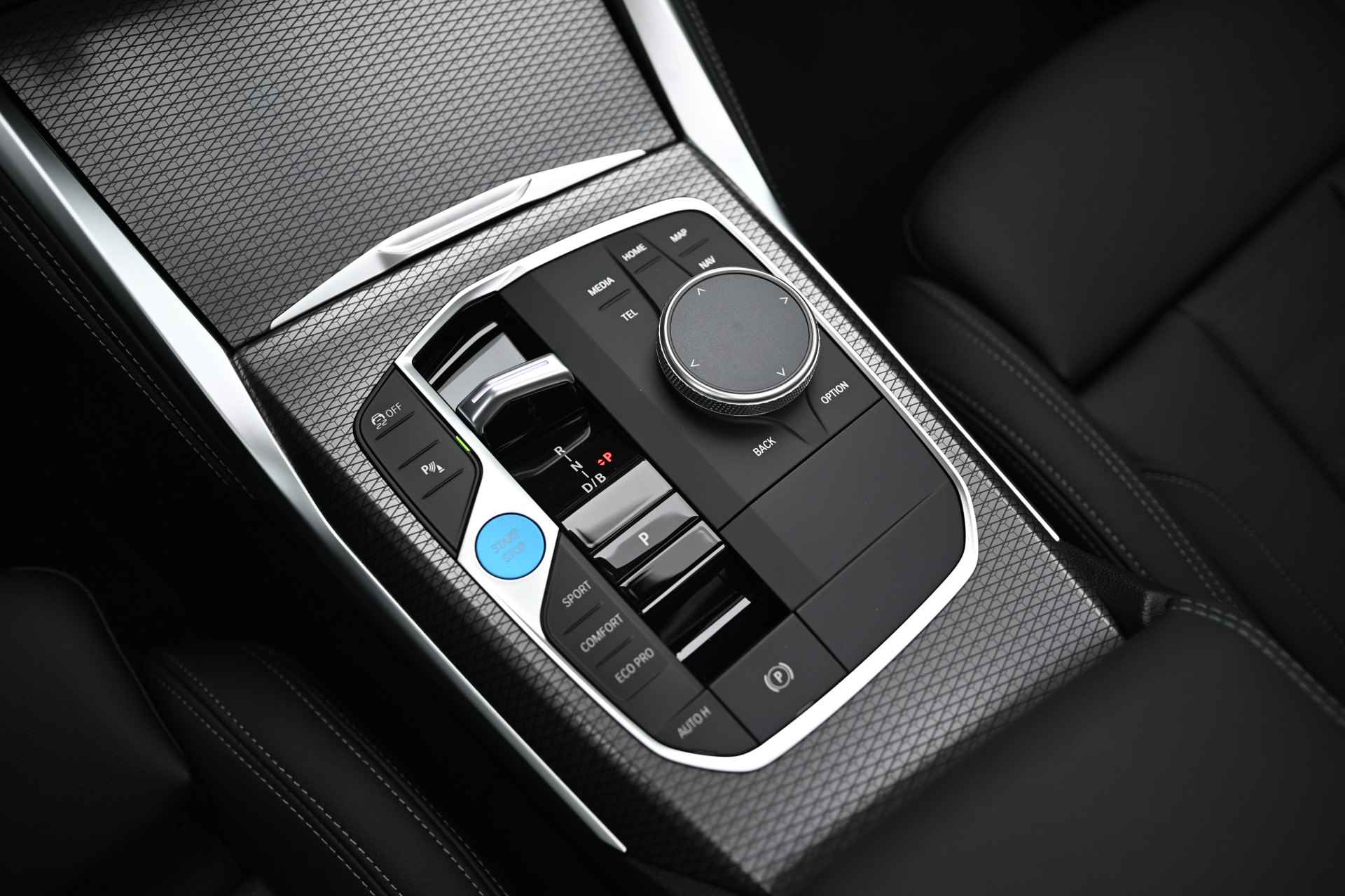 BMW i4 eDrive40 High Executive M Sport 84 kWh / Schuif-kanteldak / Active Cruise Control / Parking Assistant / Live Cockpit Professional / Extra getint glas achter / Leder - 22/29
