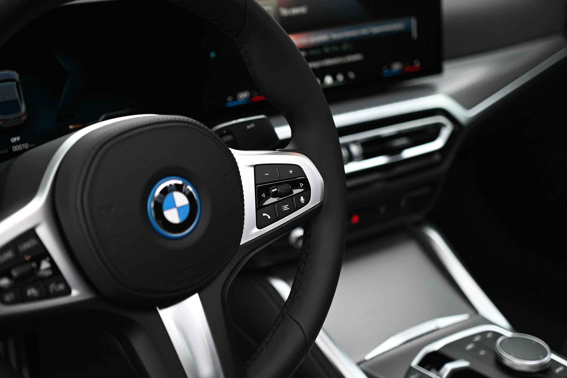 BMW i4 eDrive40 High Executive M Sport 84 kWh / Schuif-kanteldak / Active Cruise Control / Parking Assistant / Live Cockpit Professional / Extra getint glas achter / Leder - 24/29
