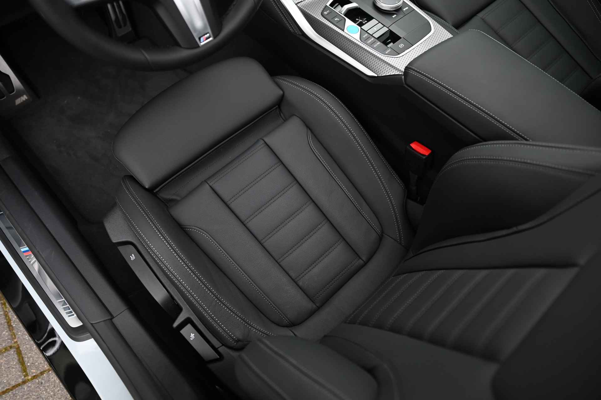 BMW i4 eDrive40 High Executive M Sport 84 kWh / Schuif-kanteldak / Active Cruise Control / Parking Assistant / Live Cockpit Professional / Extra getint glas achter / Leder - 25/29