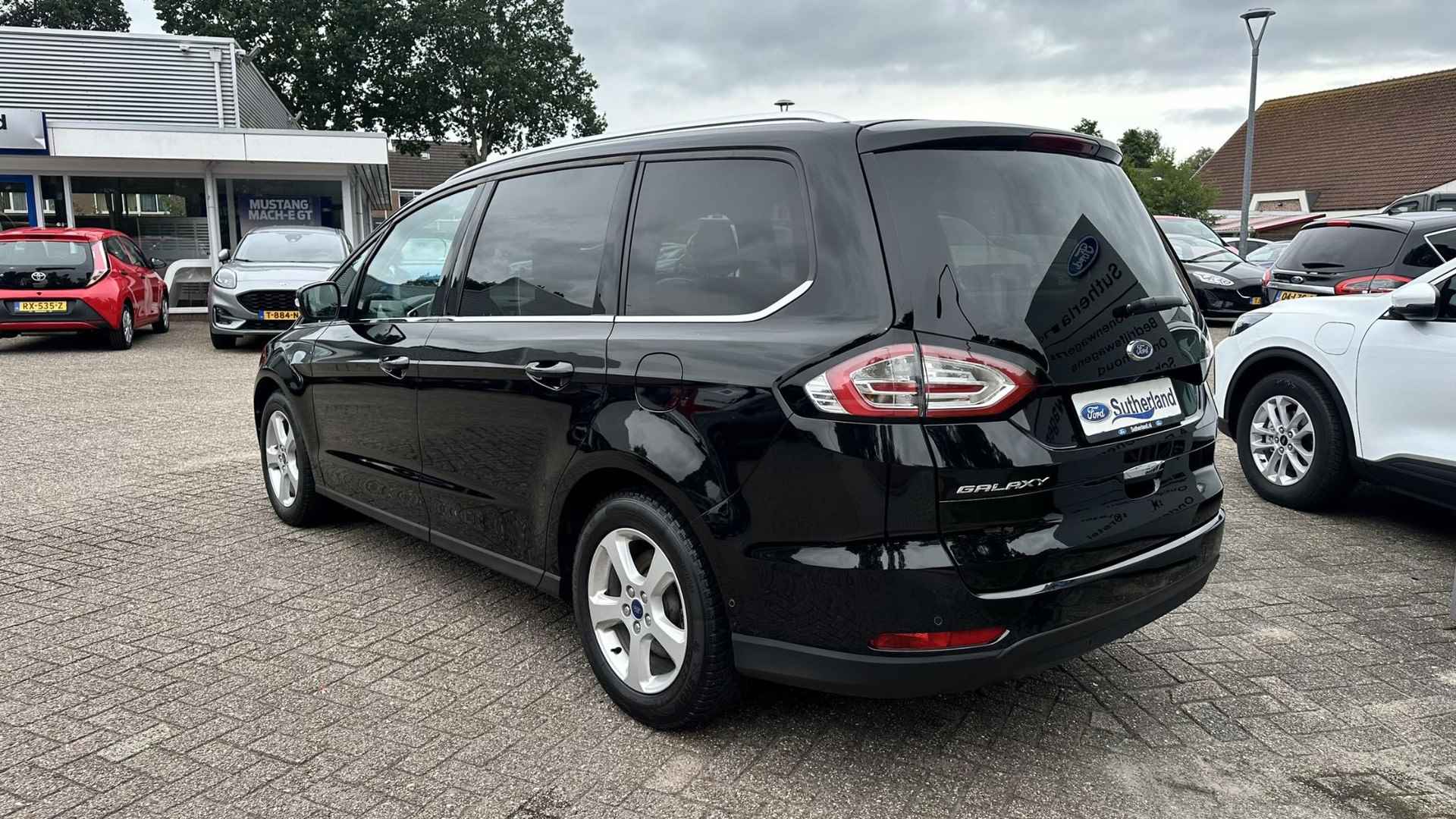 Ford Galaxy 1.5 Ecoboost Titanium 150pk | 7 persoons | Trekhaak | Navigatie | Alcantara bekleding | Memory Seats | Nieuwe Distributie riem  | Elektrische achterklep - 4/25