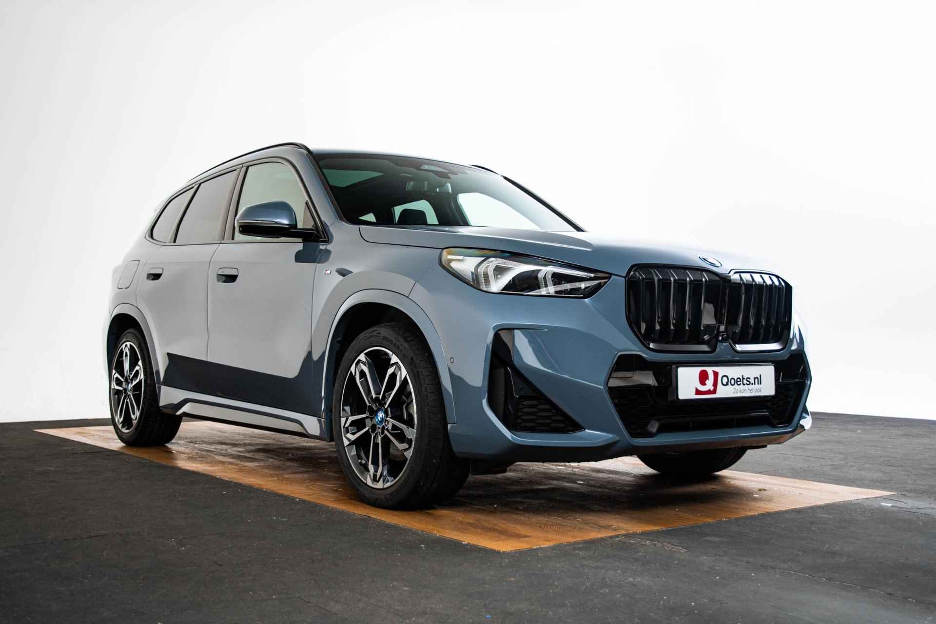 BMW X1 xDrive25e M Sportpakket - Panoramadak - Adaptieve Koplampen - Comfort Access - Parking Assistant Plus - Head-Up Display - Stuur en Stoelverwarming - 51/57