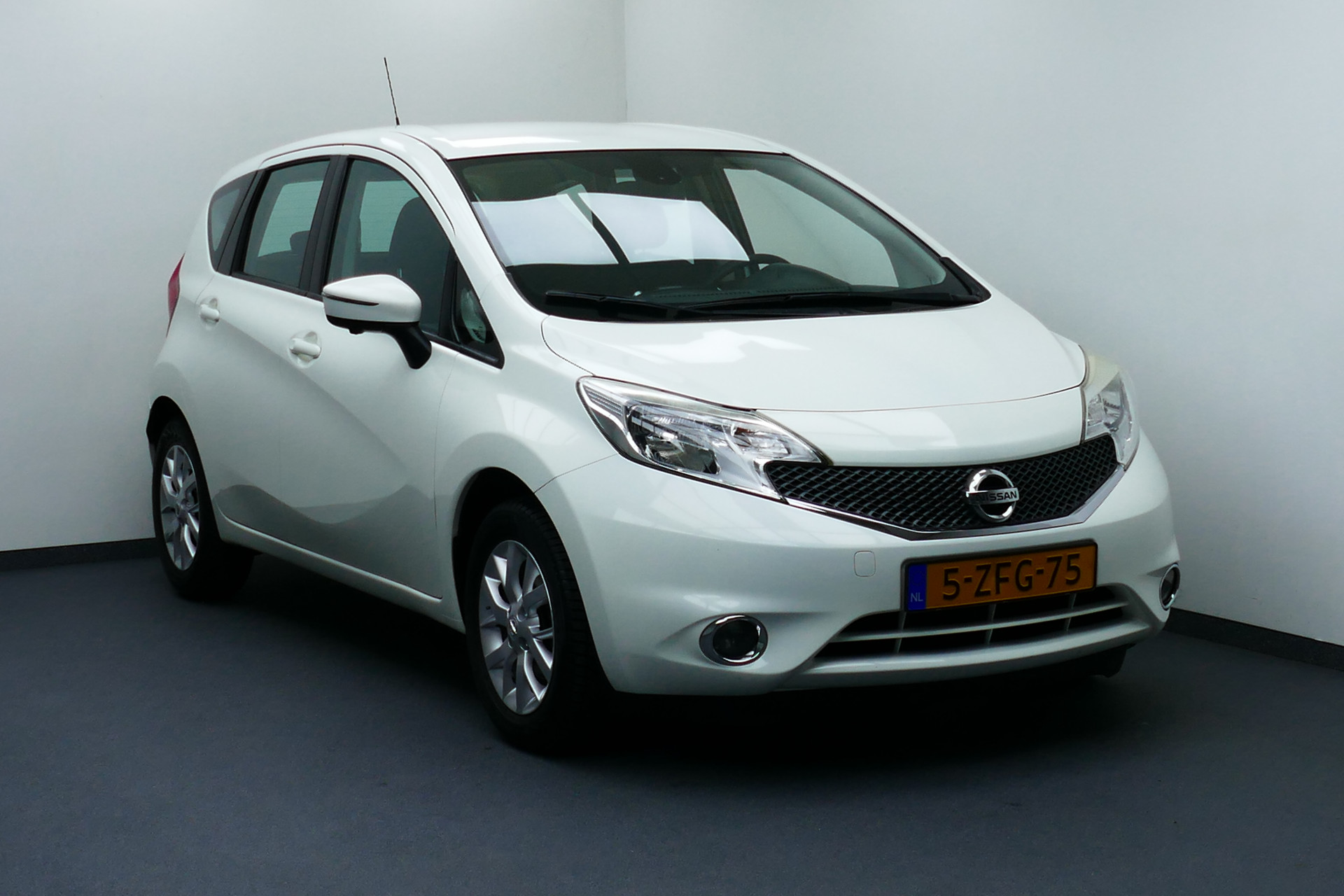 Nissan Note 1.2 Acenta. Navi, Camera, Clima, Cruise, 15"LM Velgen All Season Banden