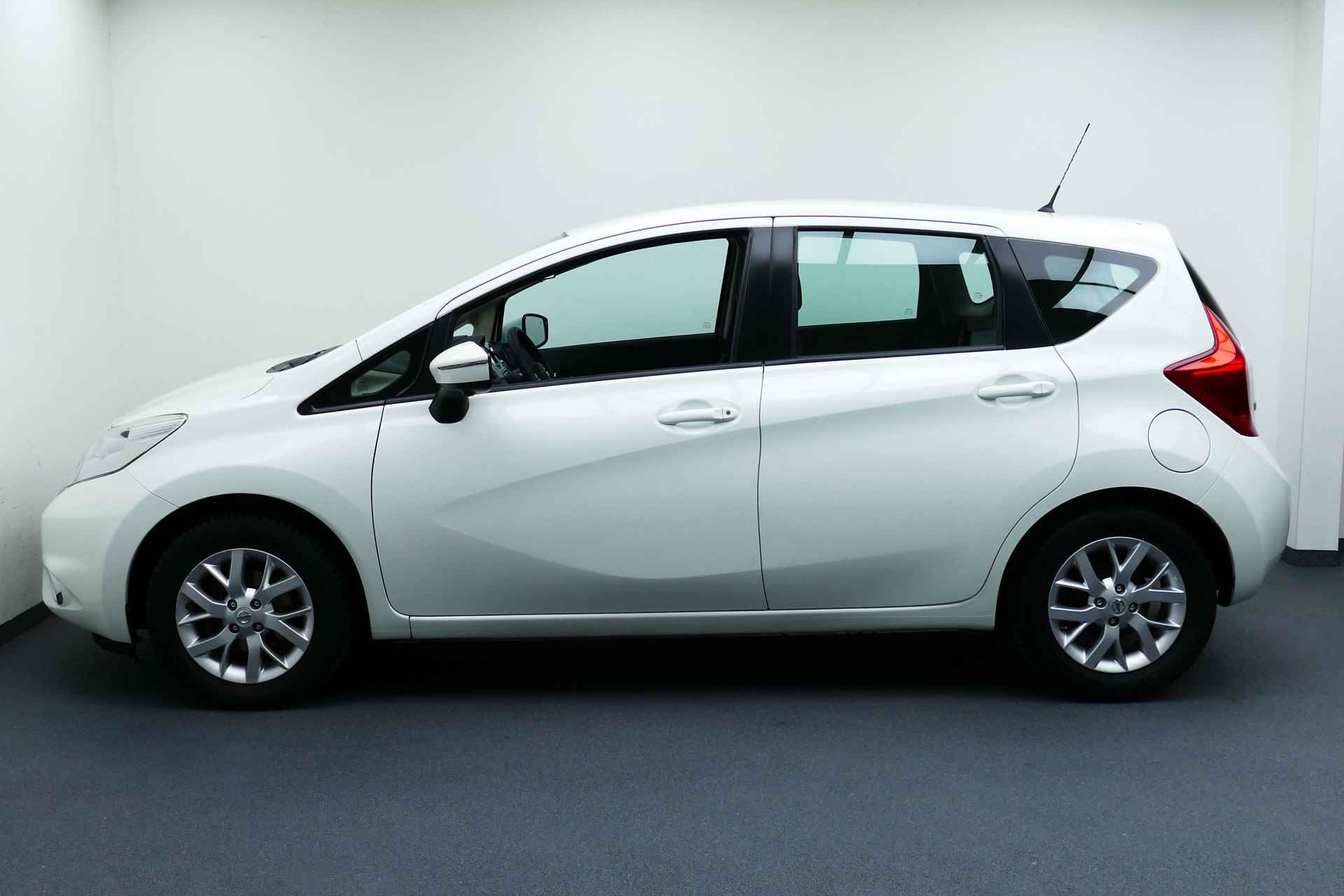 Nissan Note 1.2 Acenta. Navi, Camera, Clima, Cruise, 15"LM Velgen All Season Banden - 10/35