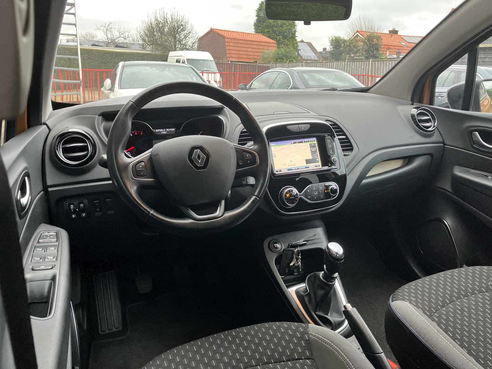 Renault Captur 1.3 TCe Intens | 1e eigenaar | dealer onderhouden | bi-tone | navigatie | cruise control | camera | trekhaak - 16/35