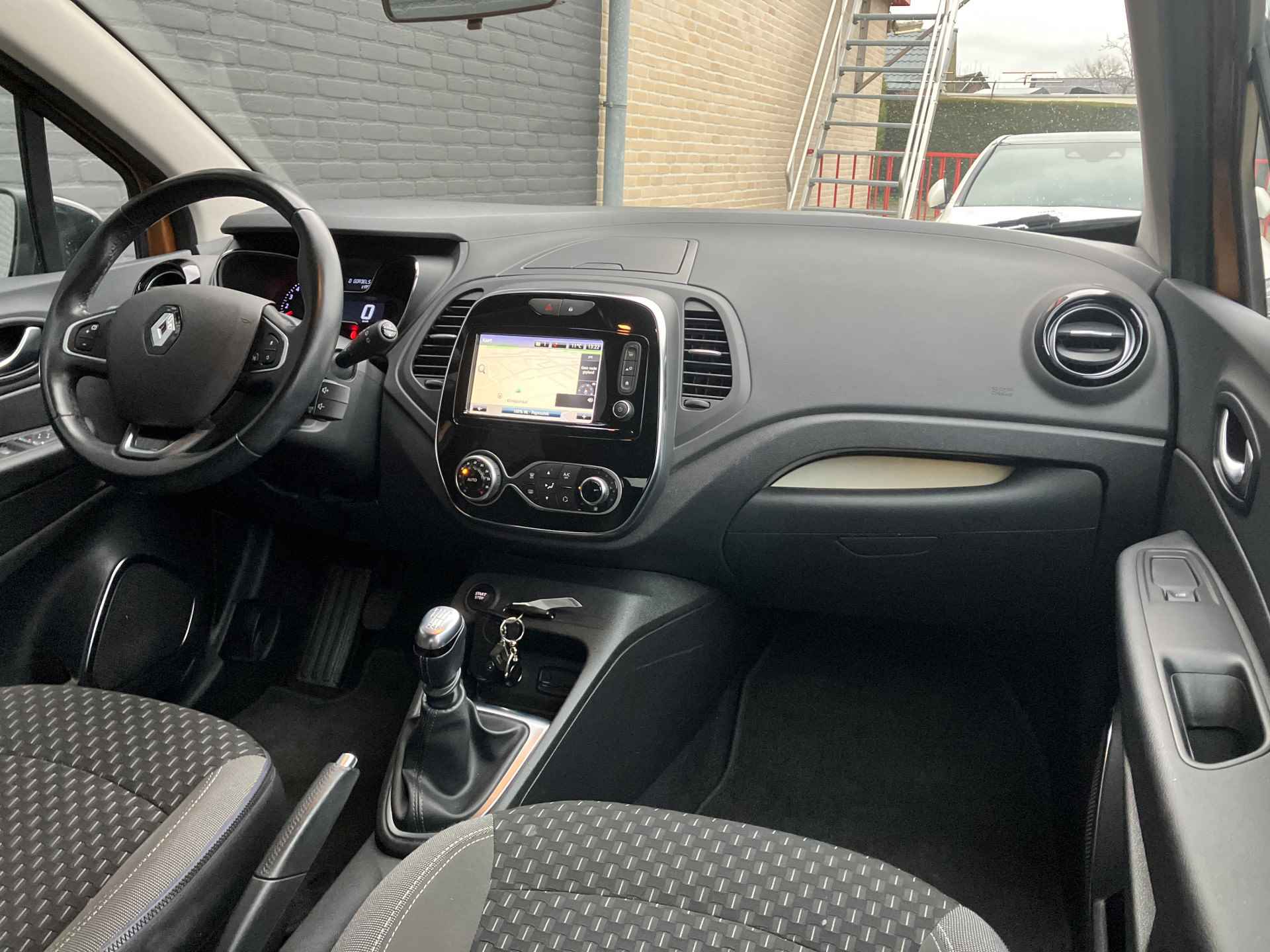 Renault Captur 1.3 TCe Intens | 1e eigenaar | dealer onderhouden | bi-tone | navigatie | cruise control | camera | trekhaak - 18/35