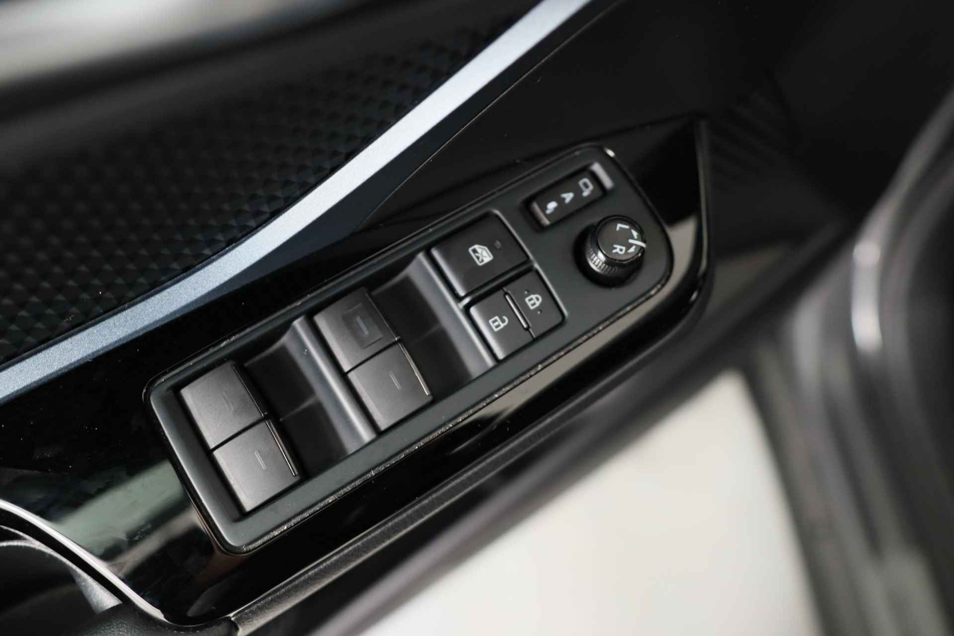 Toyota C-HR 2.0 Hybrid Style | Dealer Onderhouden! | JBL | LED | Navi | Camera | Stoelverwarming | Keyless | Parkeersensoren V+A | Lichtmeta - 20/32
