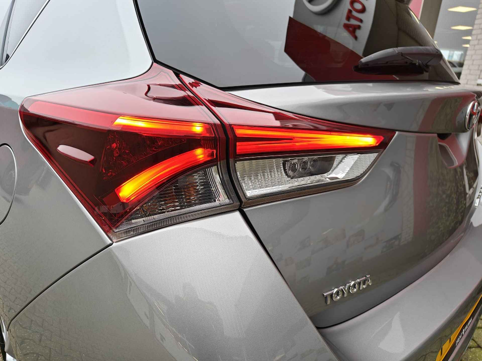 Toyota Auris 1.8 Hybrid Trend | Navi | Panodak | parkeercamera | Climate Cont - 22/23