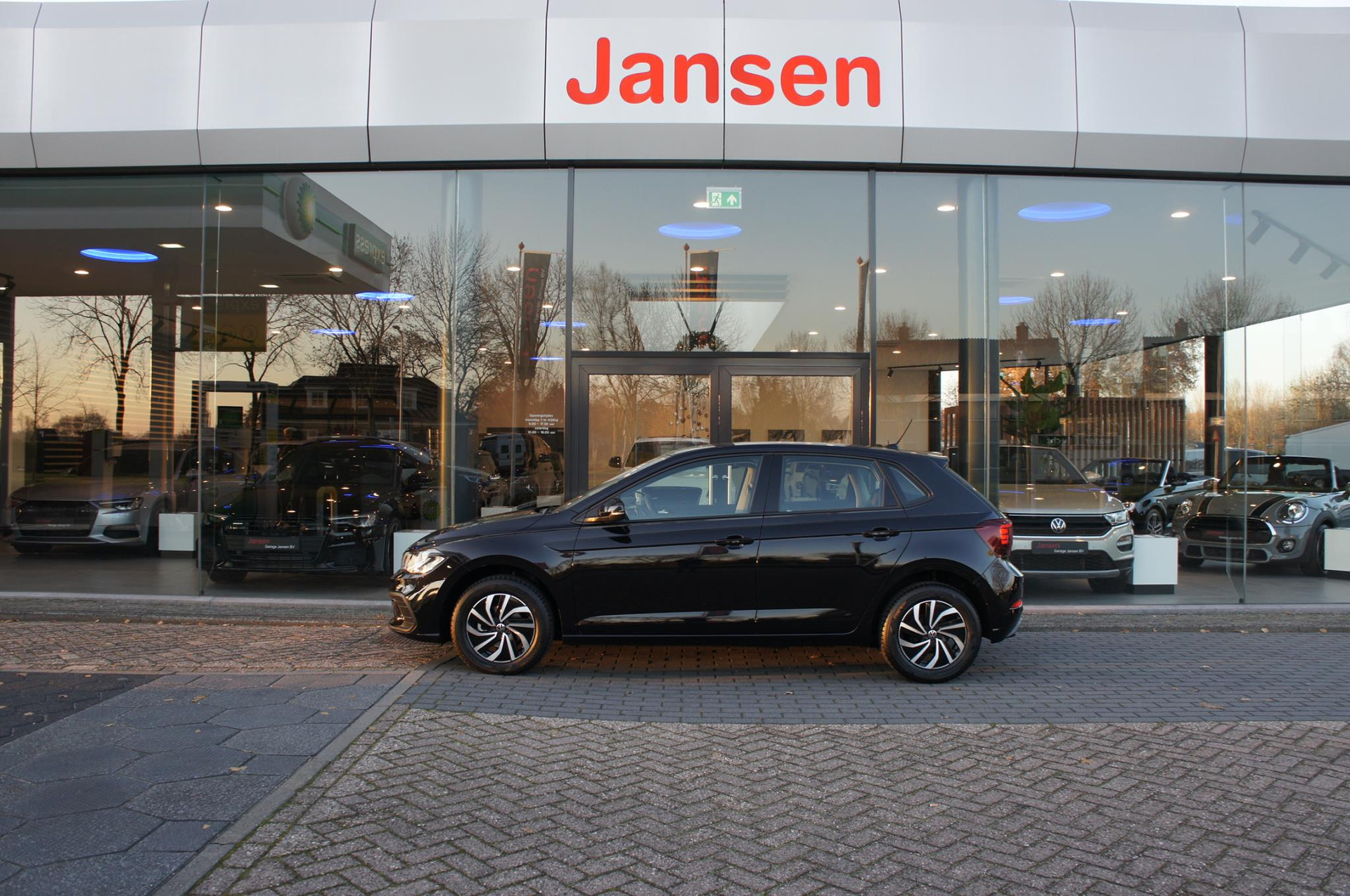 Volkswagen Polo 1.0 TSI Life | Parkeerhulp | LED | CarPlay | DAB+ bij viaBOVAG.nl