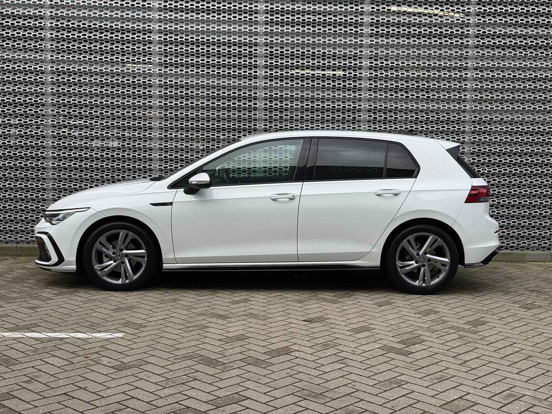 Volkswagen Golf 1.5 TSI 131PK R-Line / R-Line Exterieur en Interieur / Digitale Cockpit / LED / Alarmsysteem / Achteruitrijcamera - 6/26