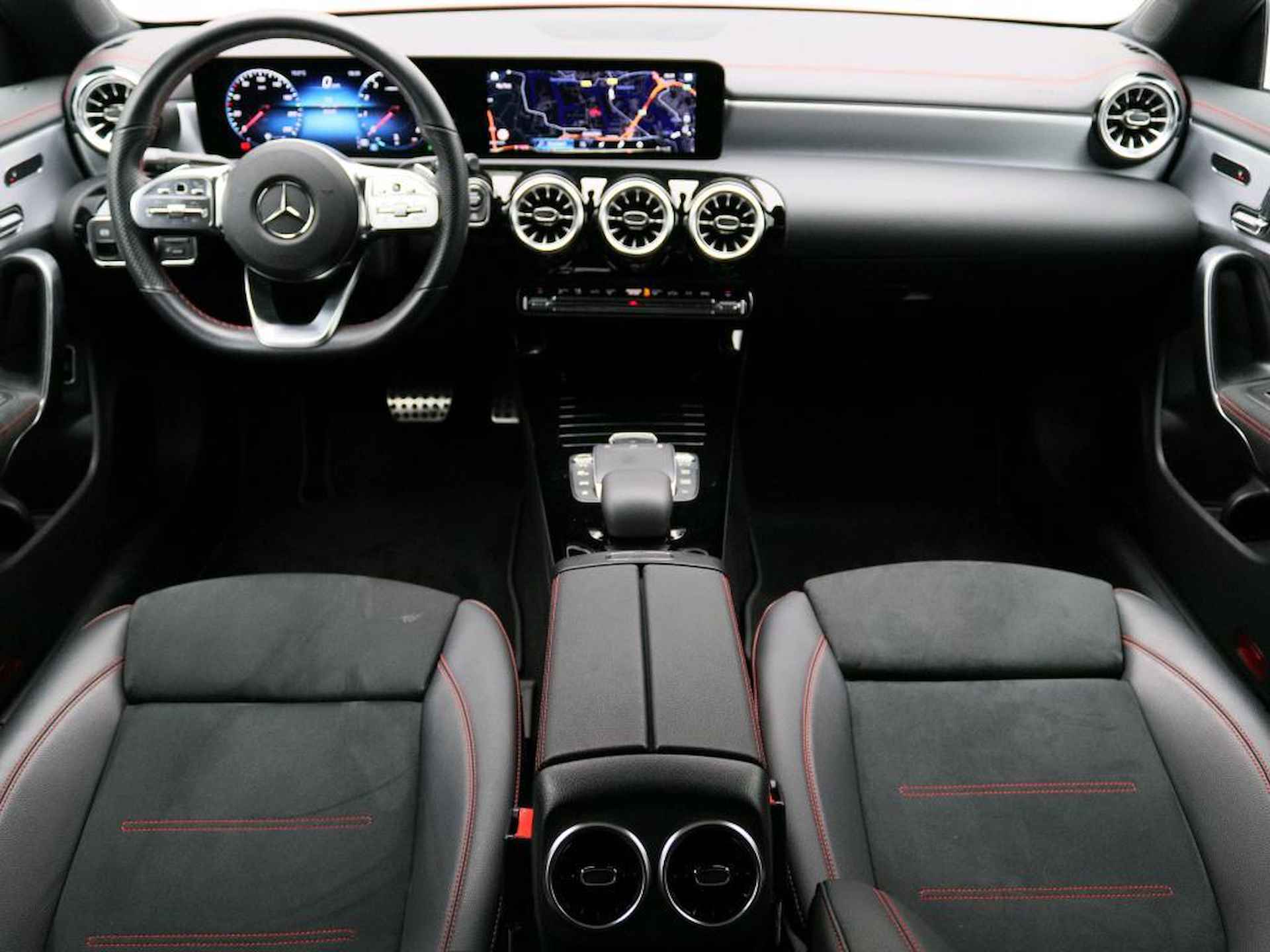 Mercedes-Benz CLA-klasse 180 Business Solution AMG / Panoramadak/ Night/ Premium Plus/ Memory/ Rijassistentiepakket - 4/17