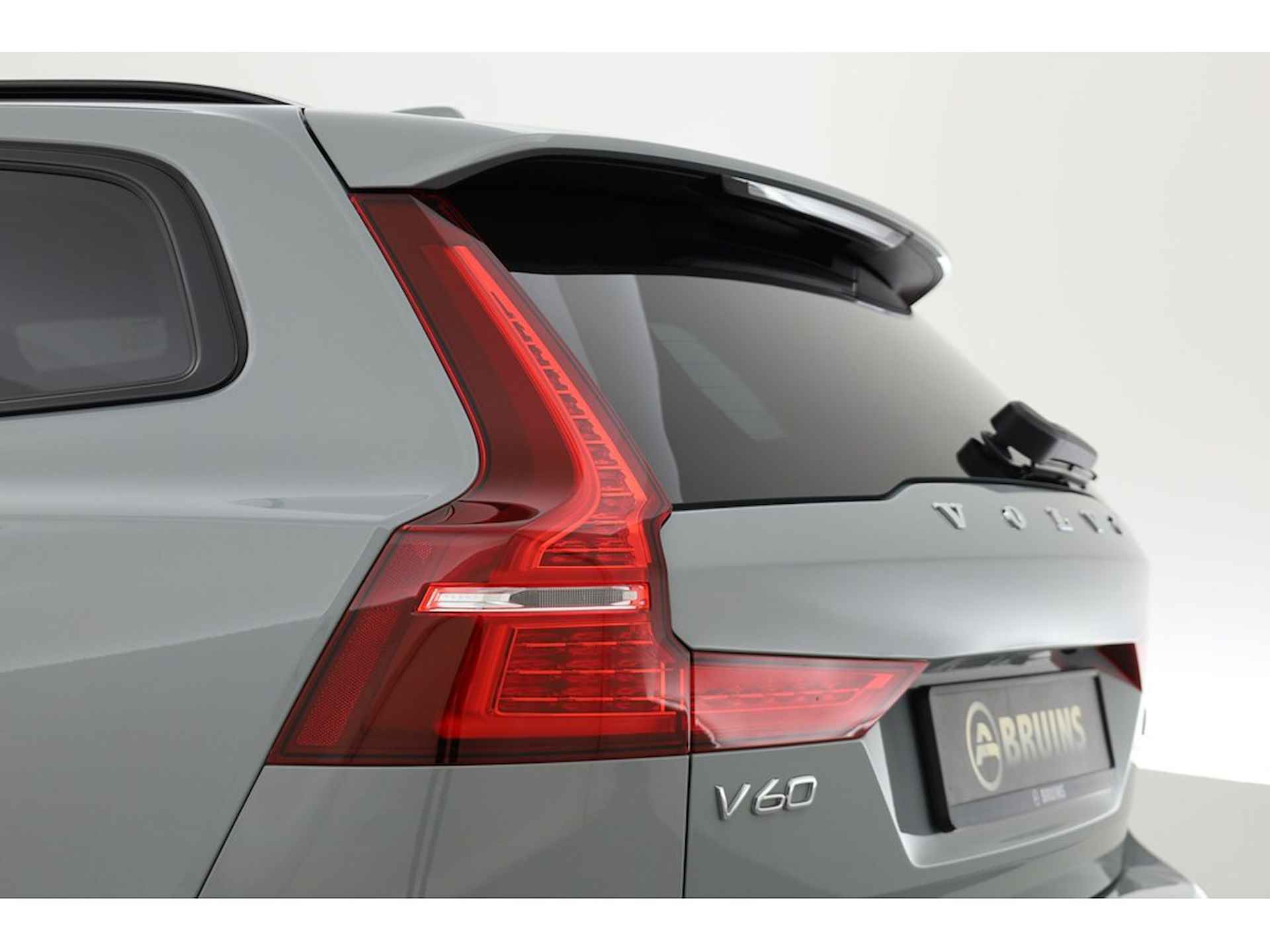 Volvo V60 2.0 T8 455PK Ultimate Dark, Full option, B&W audio, Trekhaak, Tailored Wool Blend 360 camera - 7/38