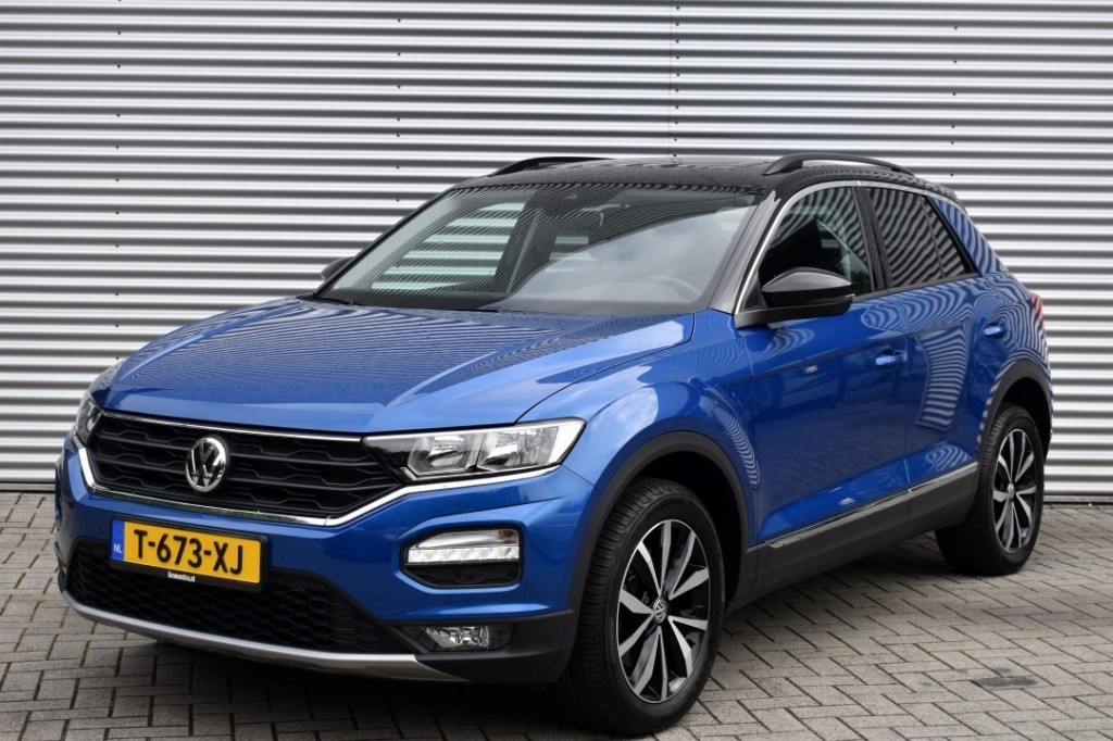 VOLKSWAGEN T-roc 1.5 TSI STYLE / VIRTUAL DASH. / P.DAK / EL. A-KLEP / ADAP. CRUIS