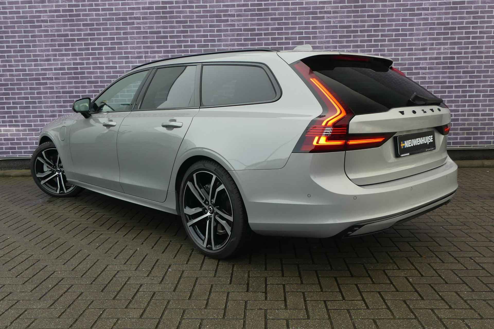 Volvo V90 T6 Recharge AWD Ultimate Dark Long Range | Luchtvering | Head-up Display | Panoramadak | 360 camera | Keyless-Go - 4/22