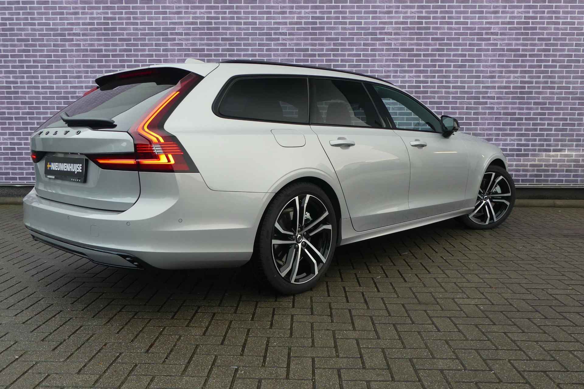 Volvo V90 T6 Recharge AWD Ultimate Dark Long Range | Luchtvering | Head-up Display | Panoramadak | 360 camera | Keyless-Go - 8/22