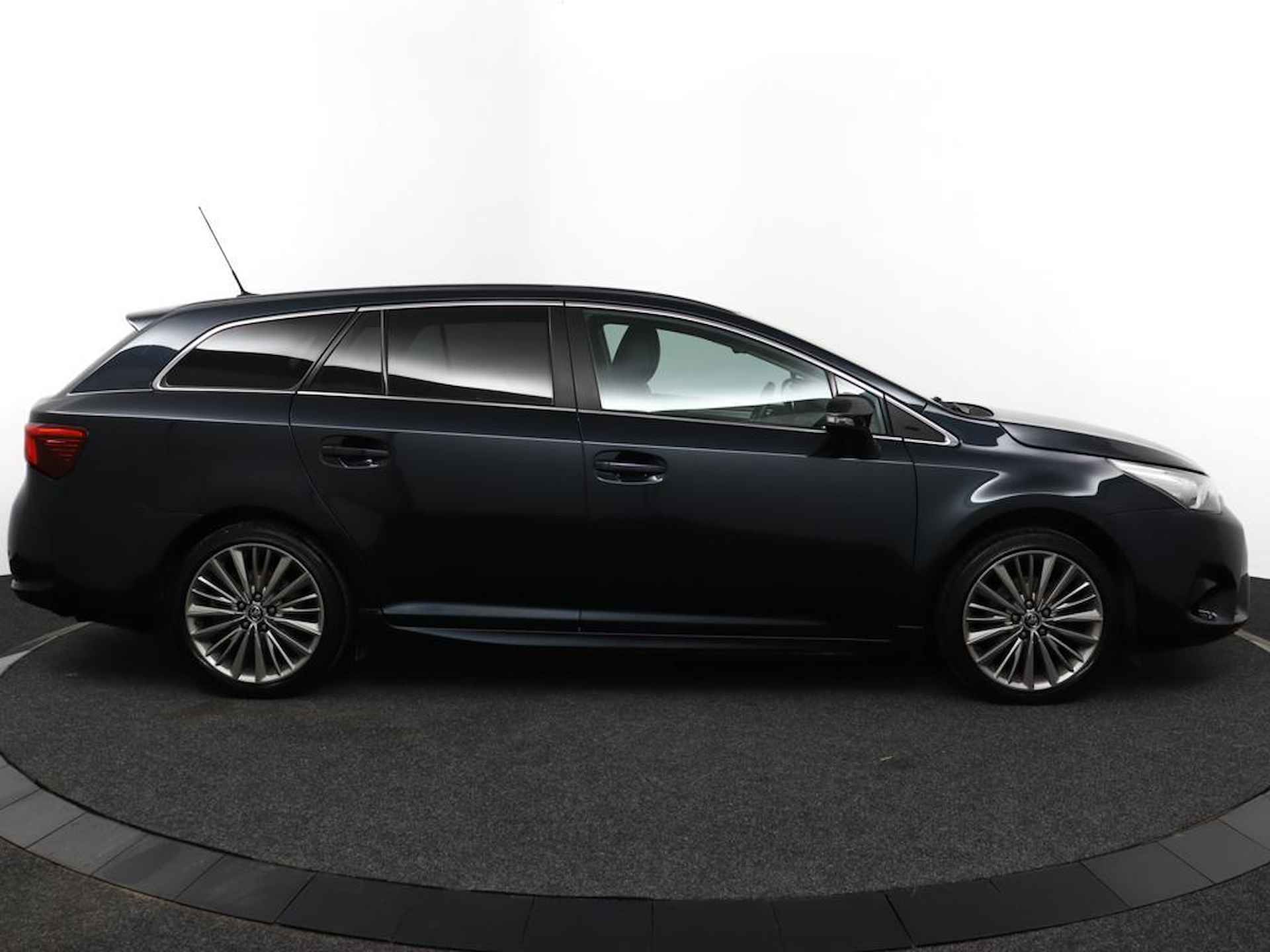 Toyota Avensis Touring Sports 1.8 VVT-i Lease Pro | Leer | Navigatie | Trekhaak | Achteruitrijcamera | Stoelverwarming | 1500 kg trekgewicht | - 13/53