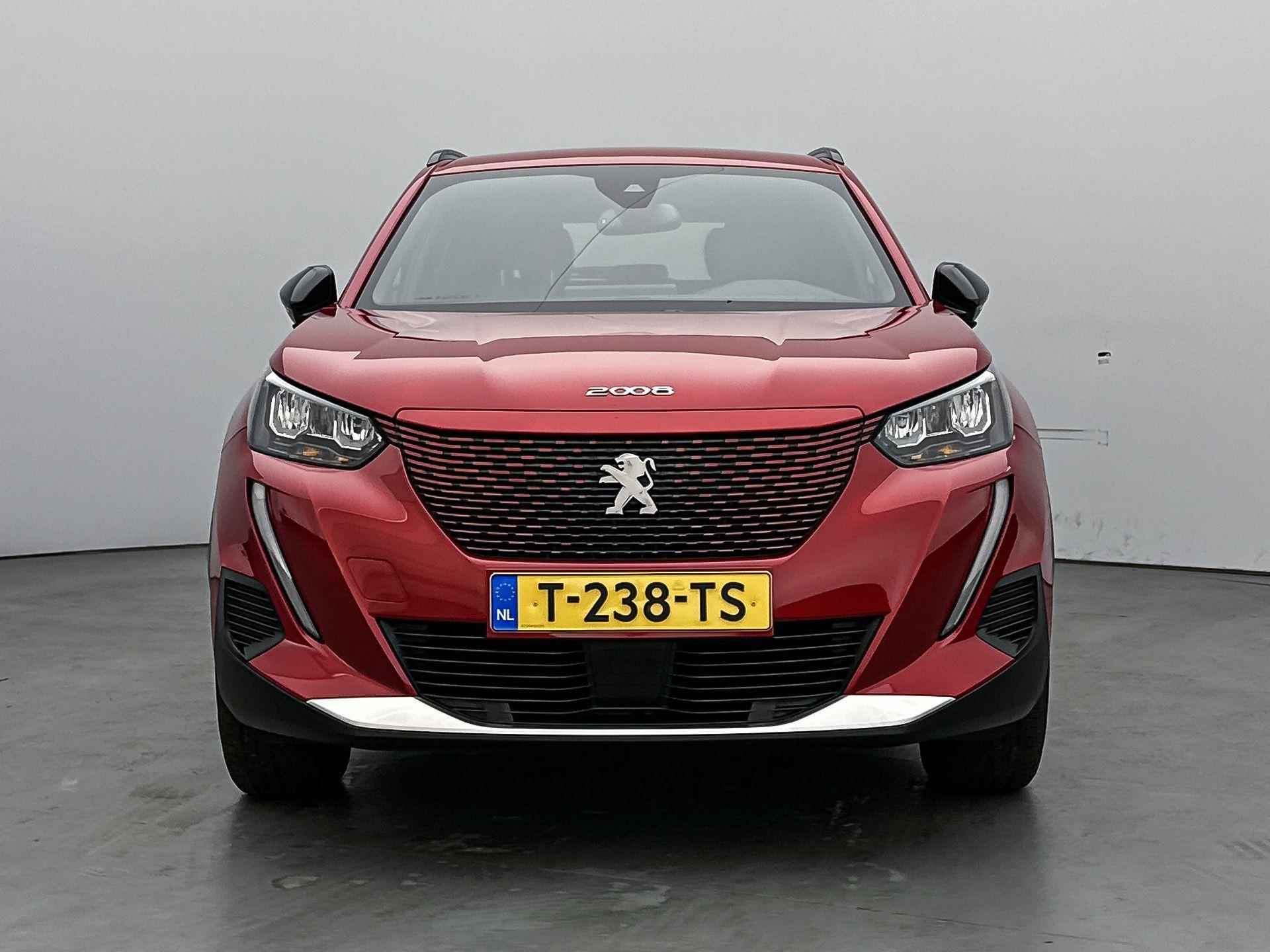 Peugeot e-2008 SUV Allure Pack 50 kWh 136pk Automaat | Navigatie | 3-fase laden | Achteruitrijcamera | Stoelverwarming | 3D Cockpit | Climate Control | Cruise Control | Parkeersensoren | Keyless | Bluetooth | Apple CarPlay / Android Auto | DAB+ radio | Donker getint glas | 17" lichtmetalen velgen | - 4/35