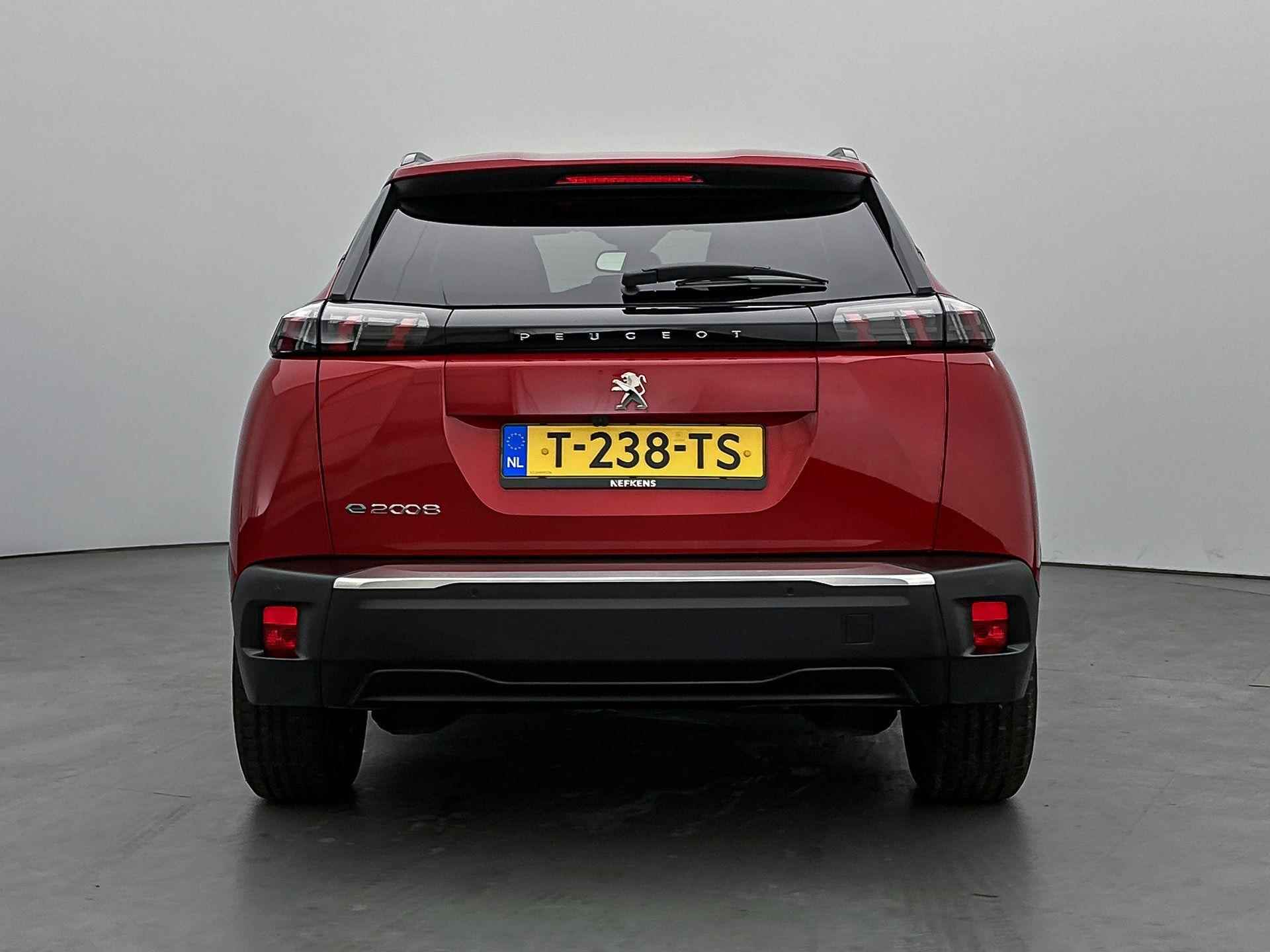 Peugeot e-2008 SUV Allure Pack 50 kWh 136pk Automaat | Navigatie | 3-fase laden | Achteruitrijcamera | Stoelverwarming | 3D Cockpit | Climate Control | Cruise Control | Parkeersensoren | Keyless | Bluetooth | Apple CarPlay / Android Auto | DAB+ radio | Donker getint glas | 17" lichtmetalen velgen | - 9/35