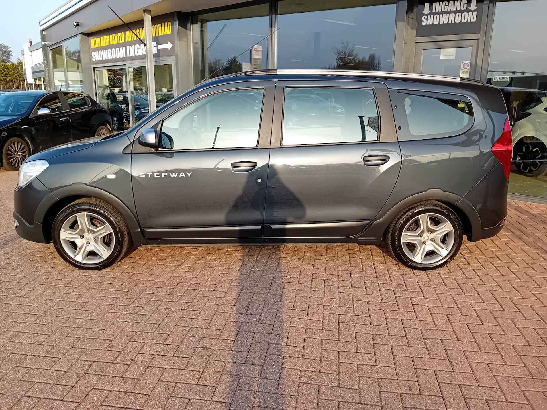 Dacia Lodgy 1.6 SCe Stepway 7p., Airco, Multimediasysteem, Bluetooth telefoonverbinding, Navigatie, Parkeersensoren, Cruise control, Elektri Winterset op velg, Nette auto, Dealer onderhouden, BOVAG - 3/24