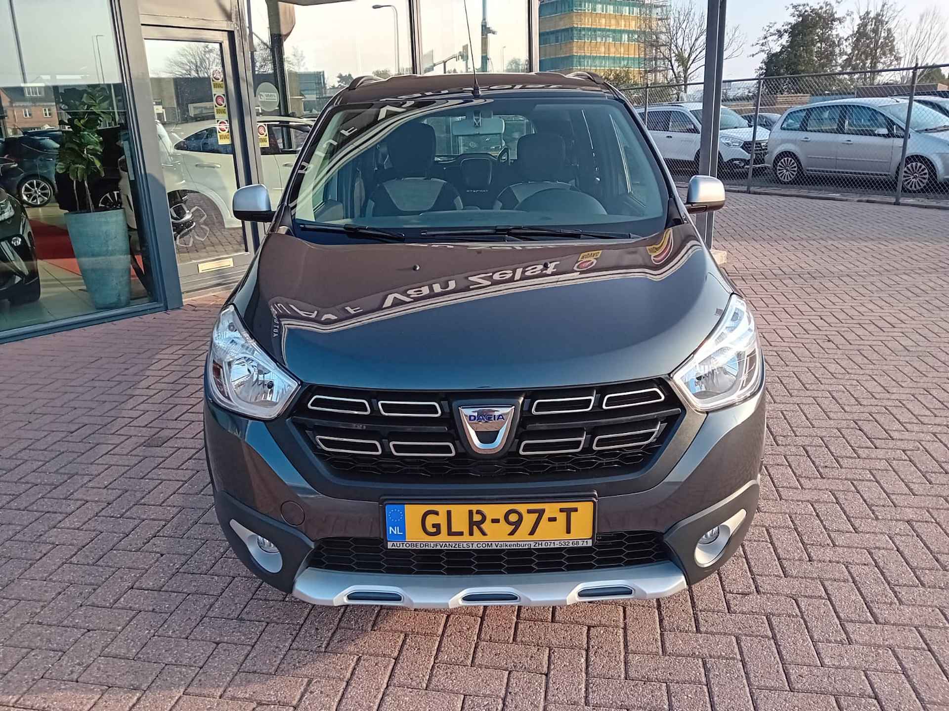 Dacia Lodgy 1.6 SCe Stepway 7p., Airco, Multimediasysteem, Bluetooth telefoonverbinding, Navigatie, Parkeersensoren, Cruise control, Elektri Winterset op velg, Nette auto, Dealer onderhouden, BOVAG - 4/24