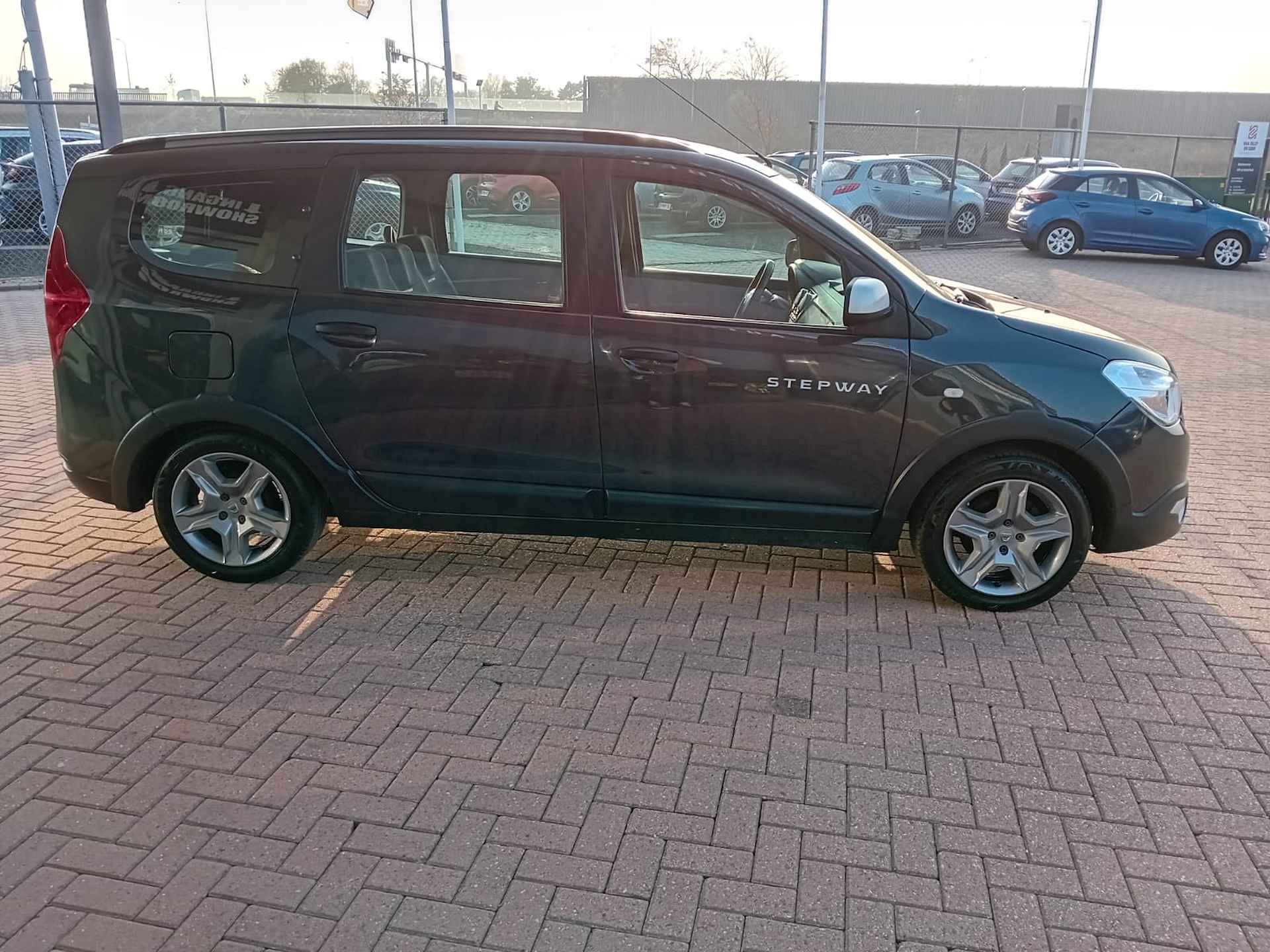 Dacia Lodgy 1.6 SCe Stepway 7p., Airco, Multimediasysteem, Bluetooth telefoonverbinding, Navigatie, Parkeersensoren, Cruise control, Elektri Winterset op velg, Nette auto, Dealer onderhouden, BOVAG - 6/24