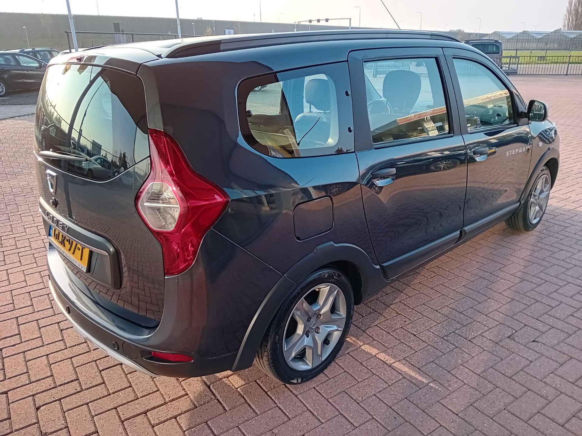 Dacia Lodgy 1.6 SCe Stepway 7p., Airco, Multimediasysteem, Bluetooth telefoonverbinding, Navigatie, Parkeersensoren, Cruise control, Elektri Winterset op velg, Nette auto, Dealer onderhouden, BOVAG - 7/24