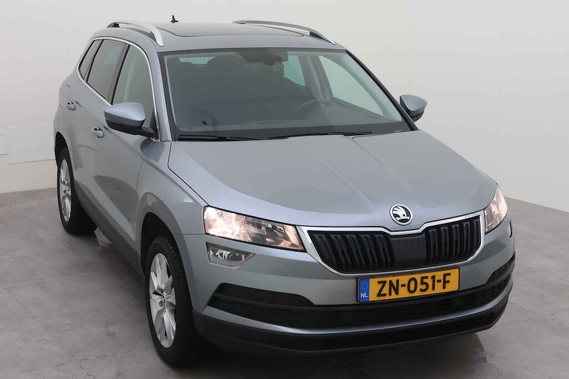 Škoda Karoq 1.5 TSI ACT Ambition Business /DSG/ Metallic/ NAVI / APP.Connect / 17LMV / CAMERA / PANODAK - 6/16