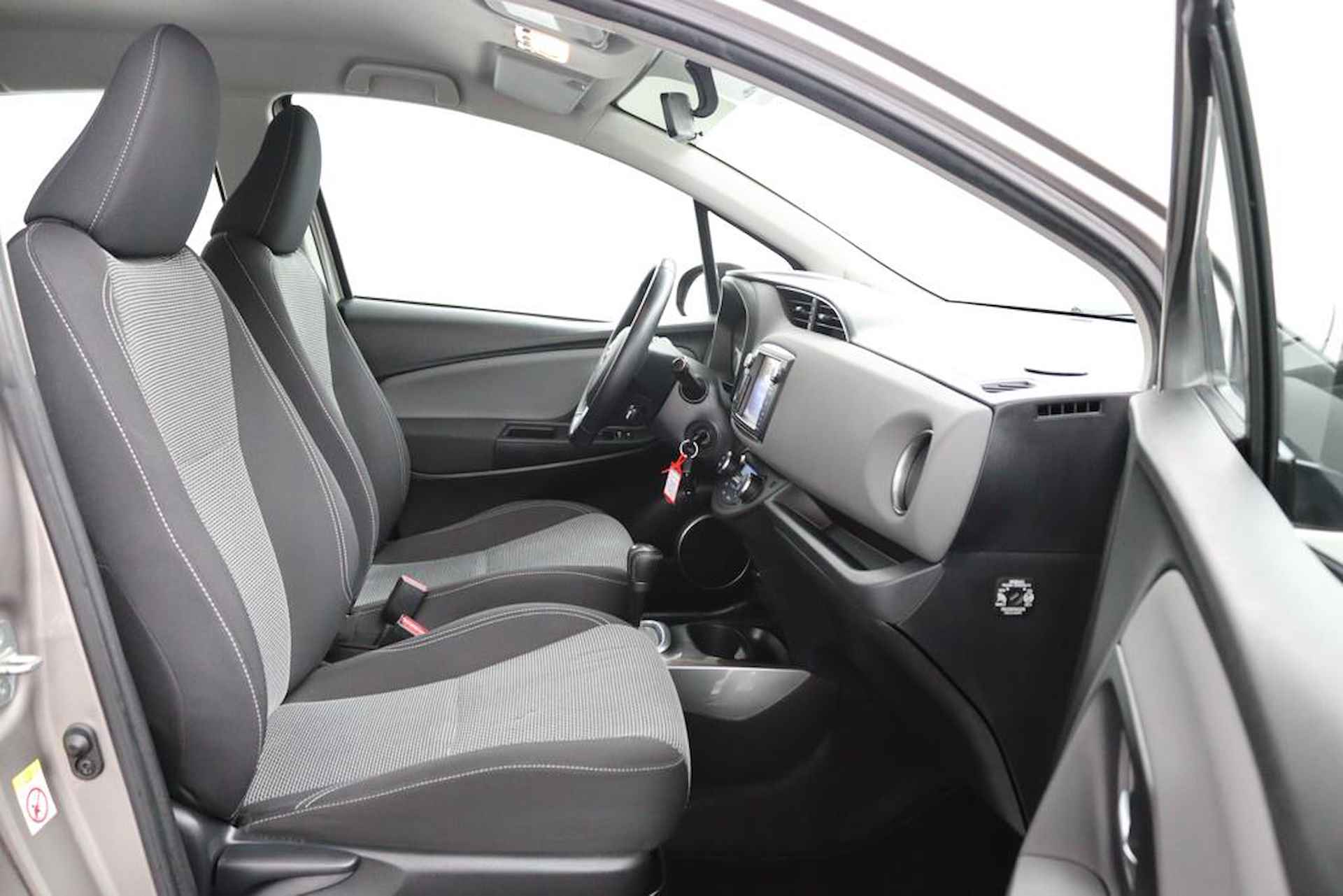 Toyota Yaris 1.5 Hybrid Aspiration | Design Pakket | Cruise Control | Achteruitrijcamera | Lichtmetalen Velgen | - 10/44