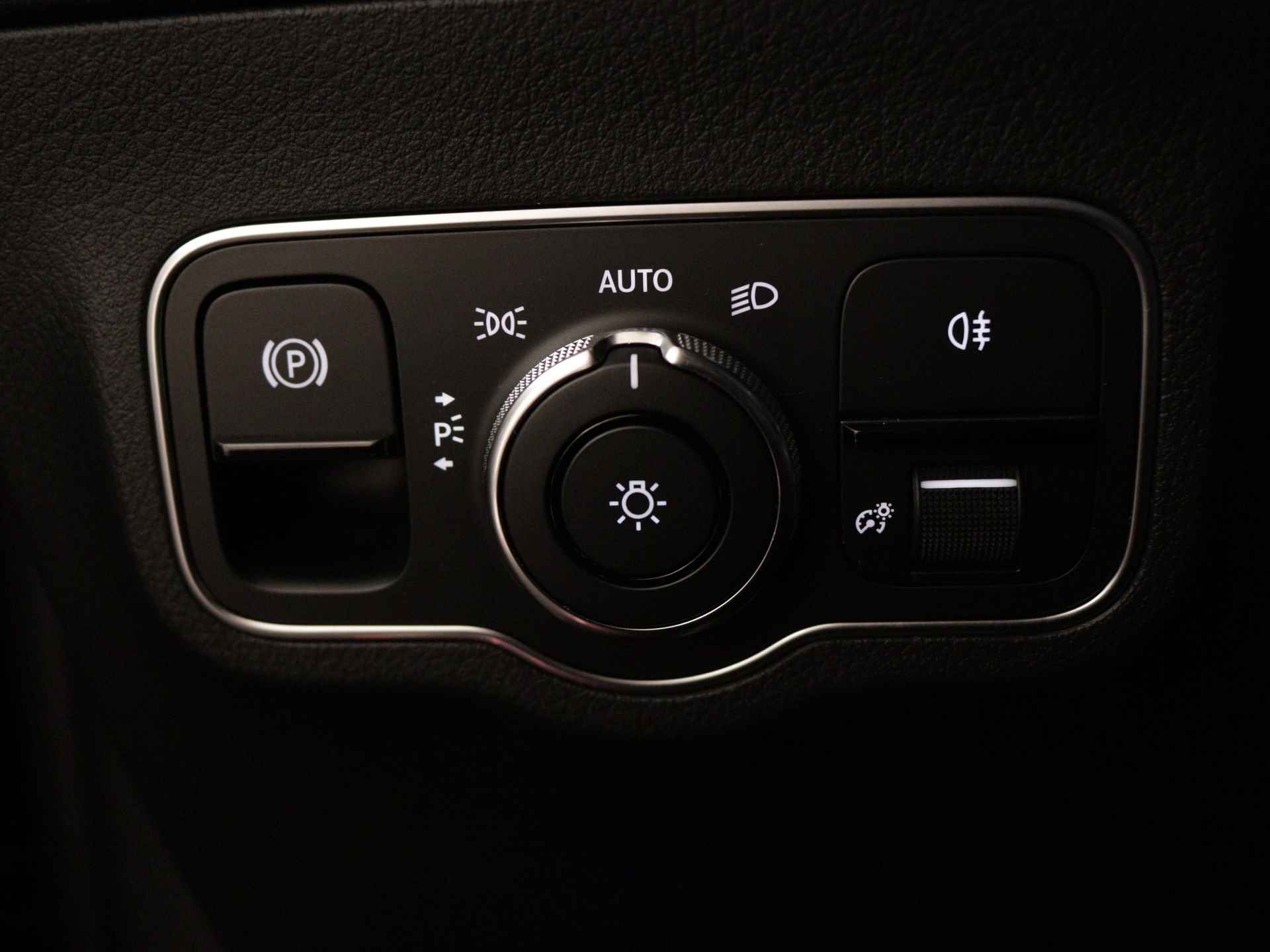 Mercedes-Benz B-Klasse 180 Business Solution Plus | Achteruitrijcamera | Navigatie | Stoelverwarming | Cruisecontrol | Apple Carplay | Inclusief 24 maanden MB Certified garantie voor Europa. - 33/43