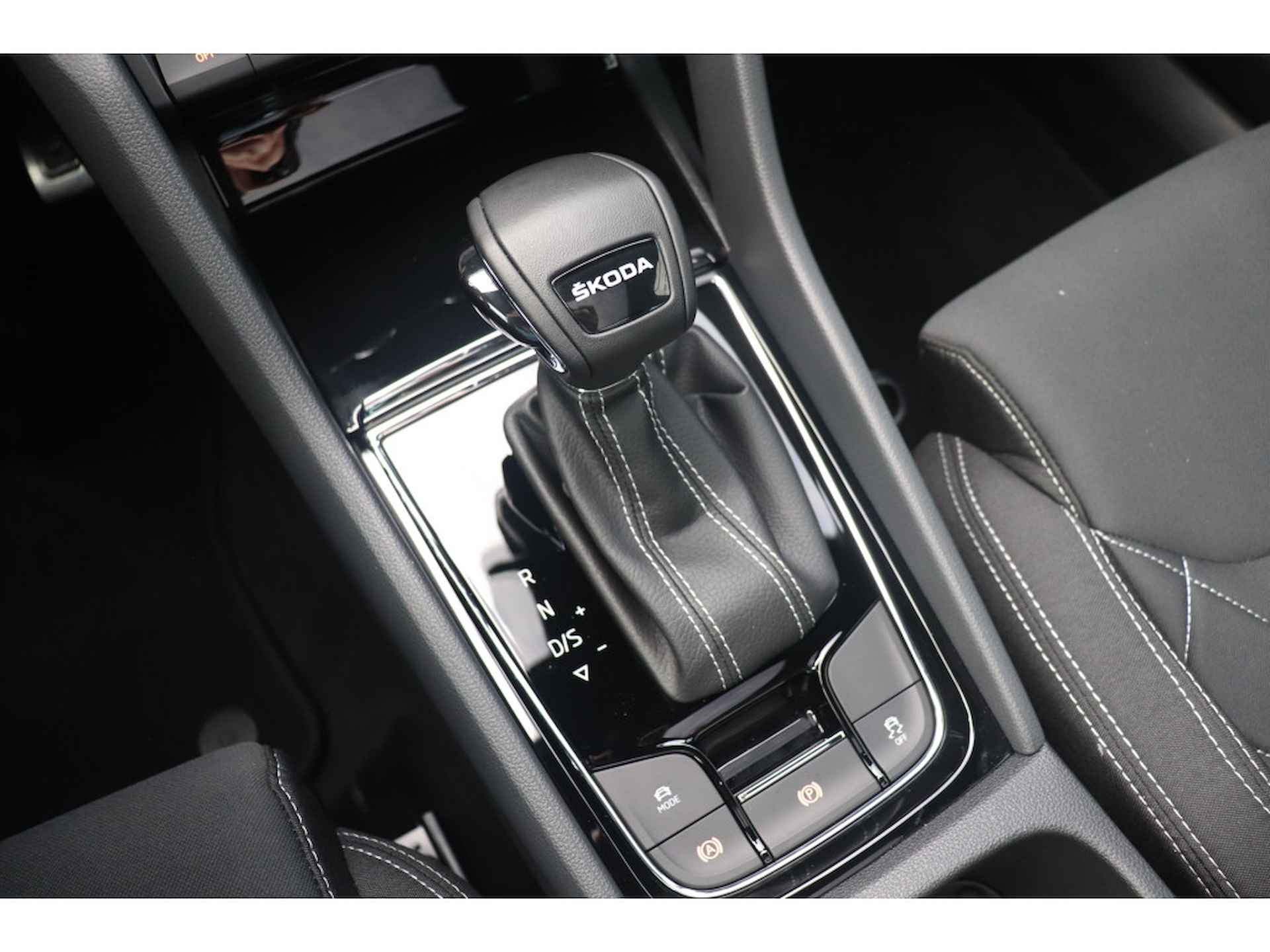 Škoda Karoq 1.5 TSI 150pk DSG ACT Sportline Business | 19" lichtmetalen velgen | Travel Assist plus | Winter pakket plus | Panoramisch schuif/kanteldak | - 11/27