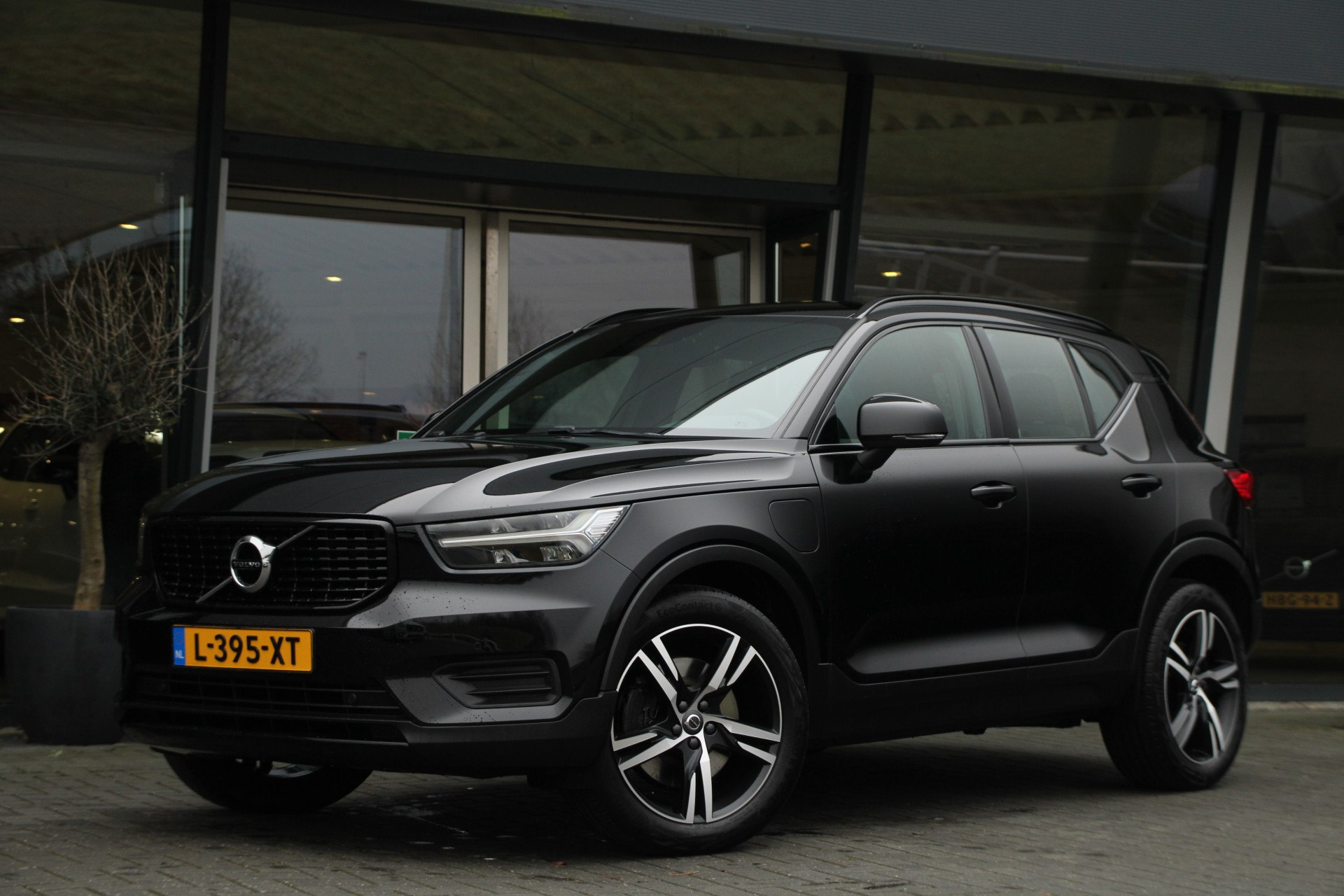 Volvo XC40 T4 Recharge R-Design Expression | Adaptive Cruise | Harman/Kardon | Verwarmde voorruit | Camera | BLIS | Trekhaak