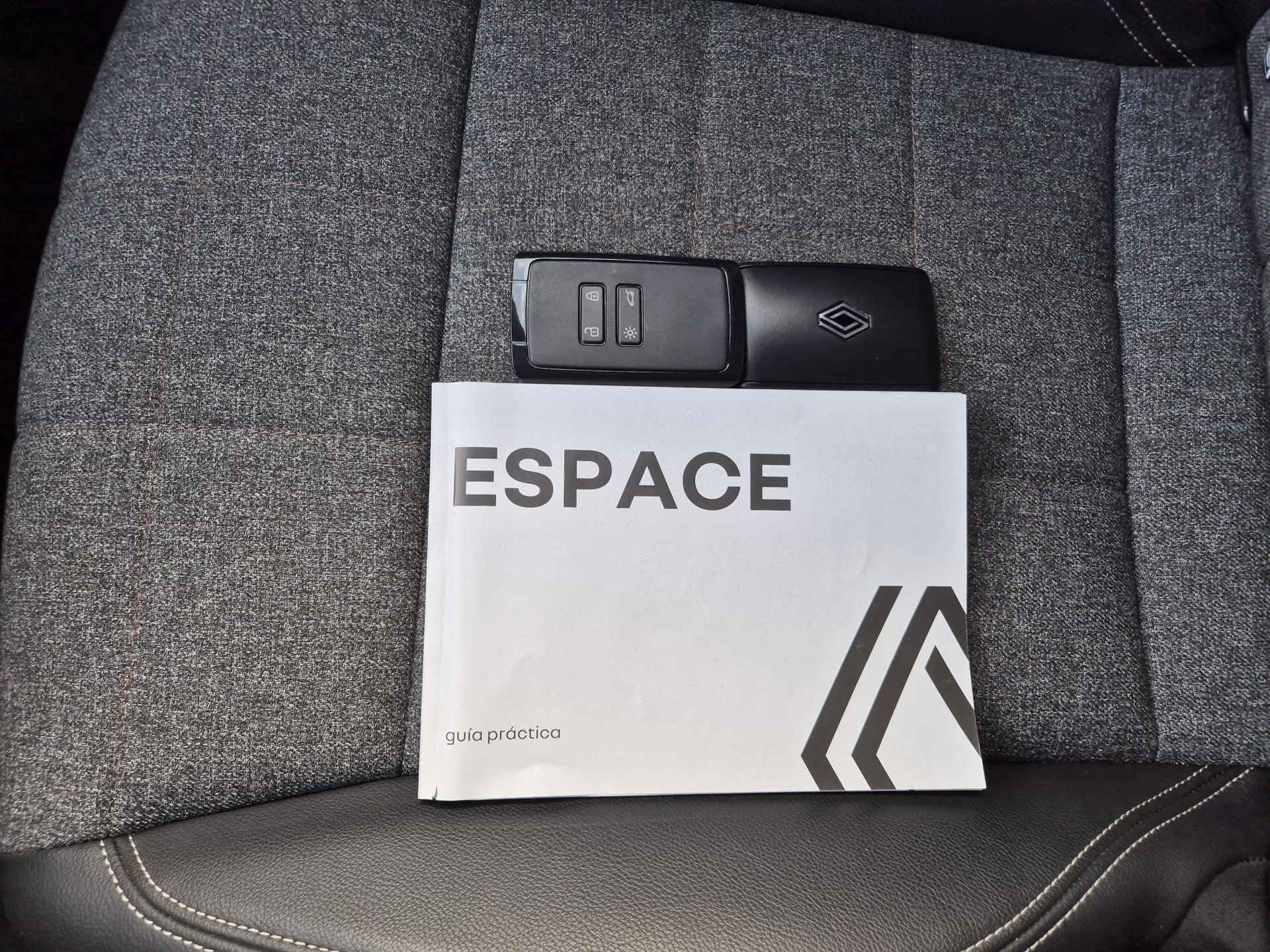 Renault Espace E-Tech Full Hybrid 200 techno 7p. / 7 persoons / Elektrische achterklep / Rondomzicht camera / Navigatie / Apple Carplay Android Auto / Lichtmetalen wielen 19“ / Adaptief cruise control / - 5/54