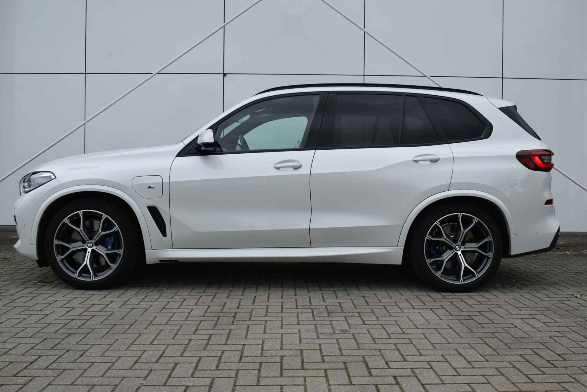 BMW X5 xDrive45e High Executive M Sport Automaat / Panoramadak Sky Lounge / Trekhaak / Laserlight / Head-Up / Harman Kardon / Gesture Control / Parking Assistant - 3/38