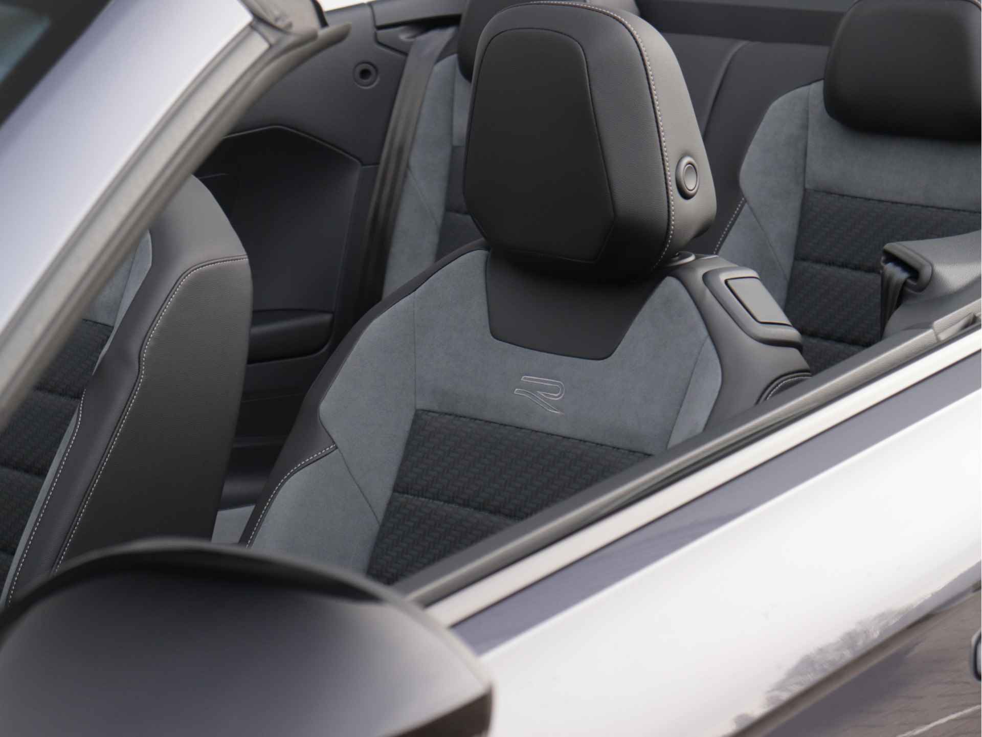 Volkswagen T-Roc Cabrio 1.5 TSI R-Line 150pk Automaat | Black Style | Navigatie | Stoel- en Stuurverwarming | 19" Velgen | - 8/66