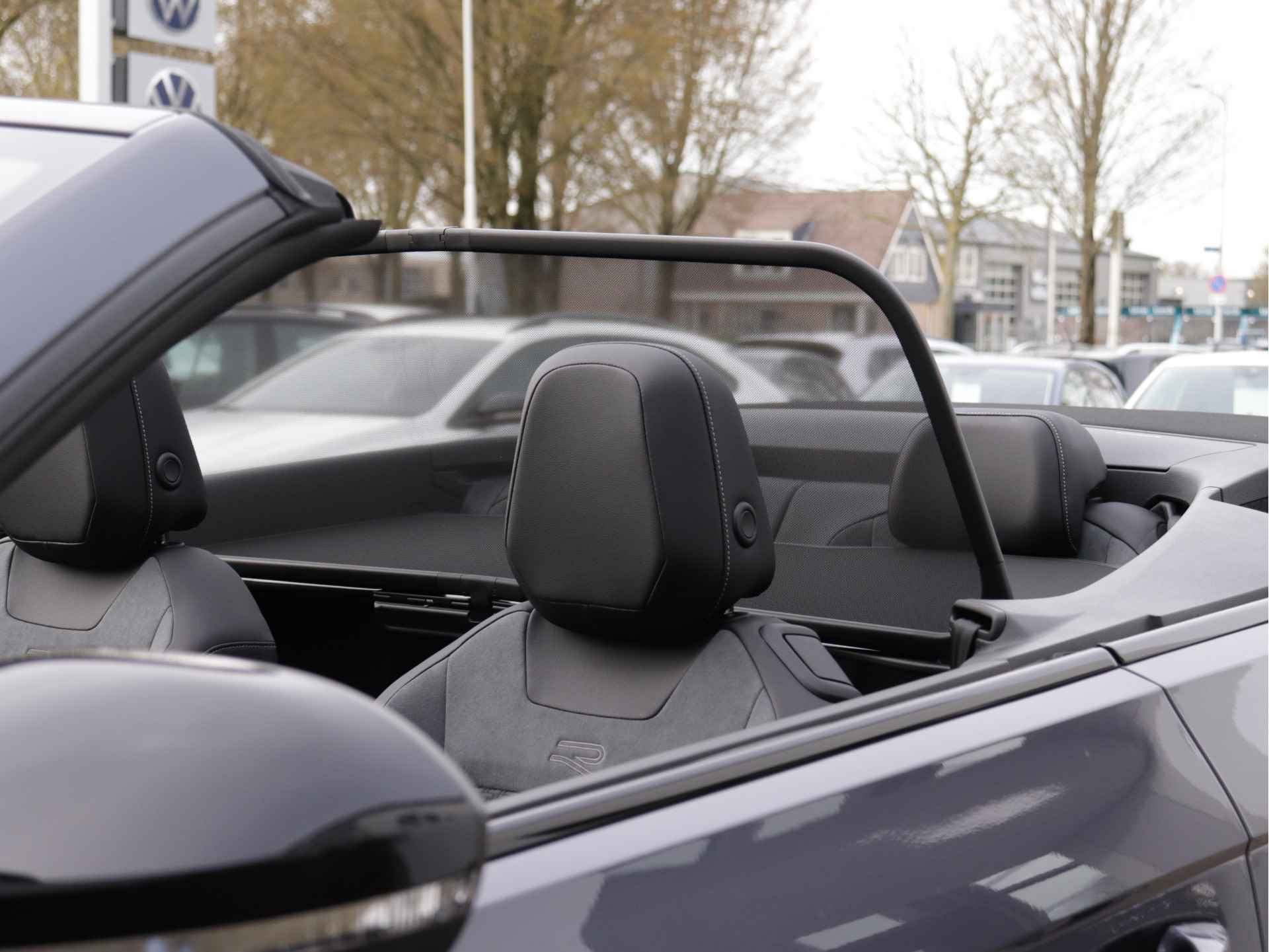 Volkswagen T-Roc Cabrio 1.5 TSI R-Line 150pk Automaat | Black Style | Navigatie | Stoel- en Stuurverwarming | 19" Velgen | - 15/66