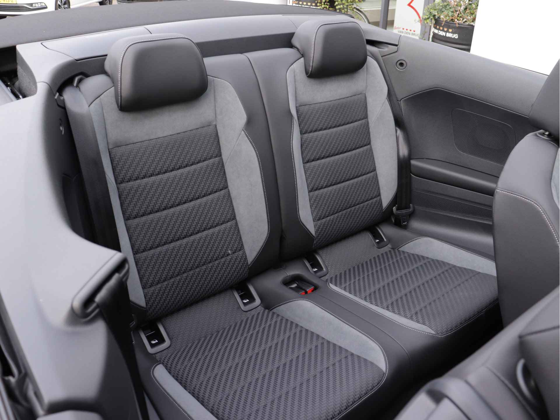 Volkswagen T-Roc Cabrio 1.5 TSI R-Line 150pk Automaat | Black Style | Navigatie | Stoel- en Stuurverwarming | 19" Velgen | - 29/66