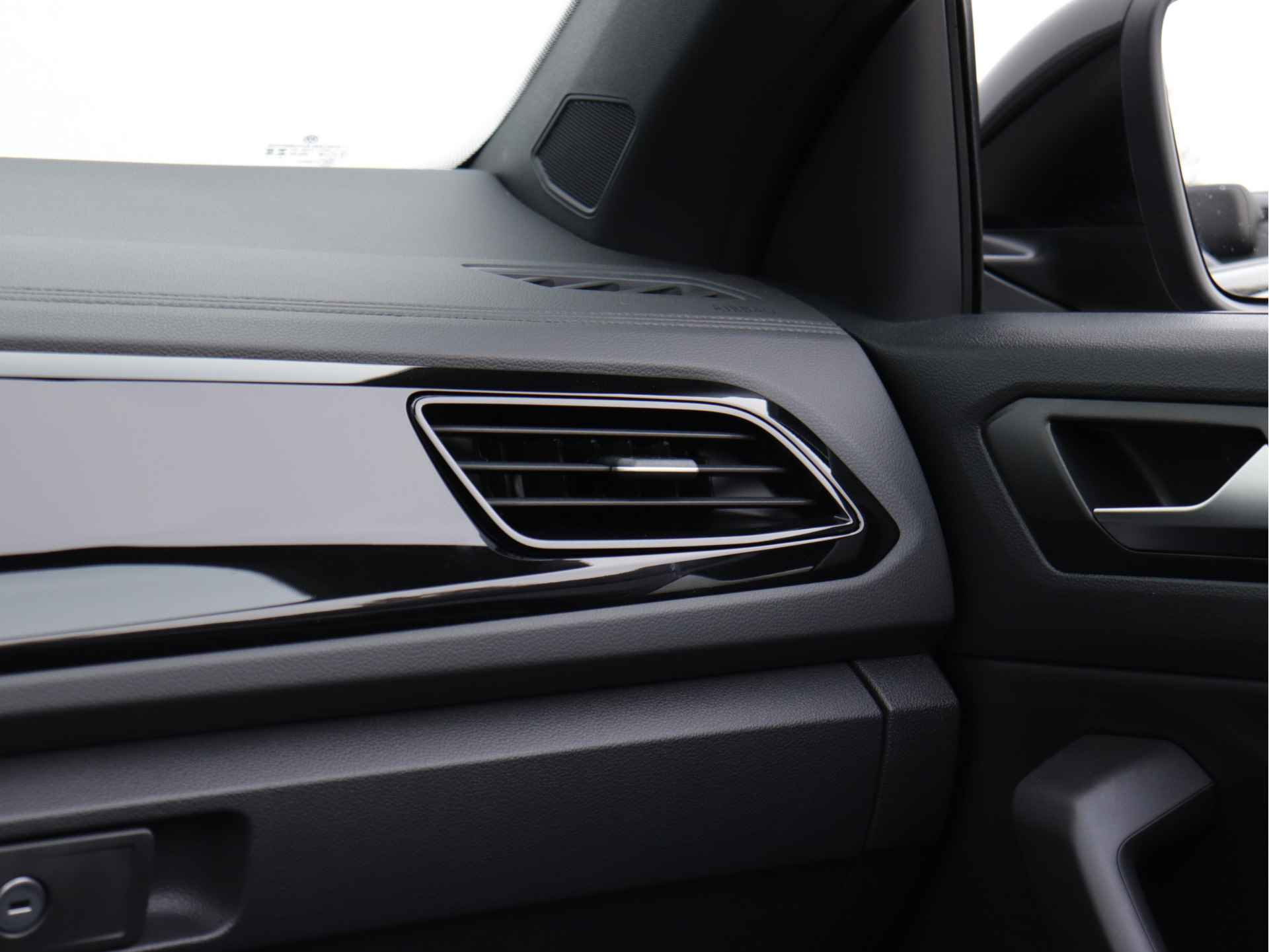 Volkswagen T-Roc Cabrio 1.5 TSI R-Line 150pk Automaat | Black Style | Navigatie | Stoel- en Stuurverwarming | 19" Velgen | - 32/66