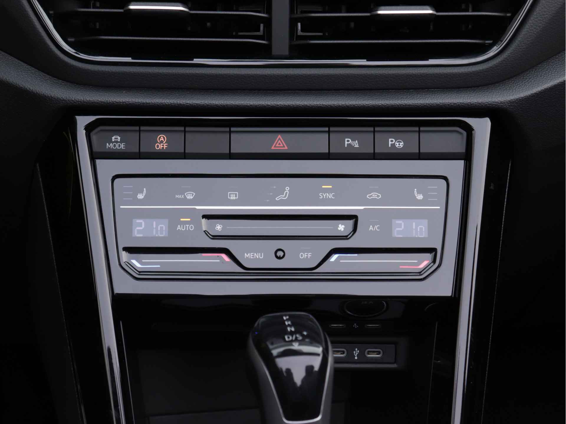 Volkswagen T-Roc Cabrio 1.5 TSI R-Line 150pk Automaat | Black Style | Navigatie | Stoel- en Stuurverwarming | 19" Velgen | - 33/66