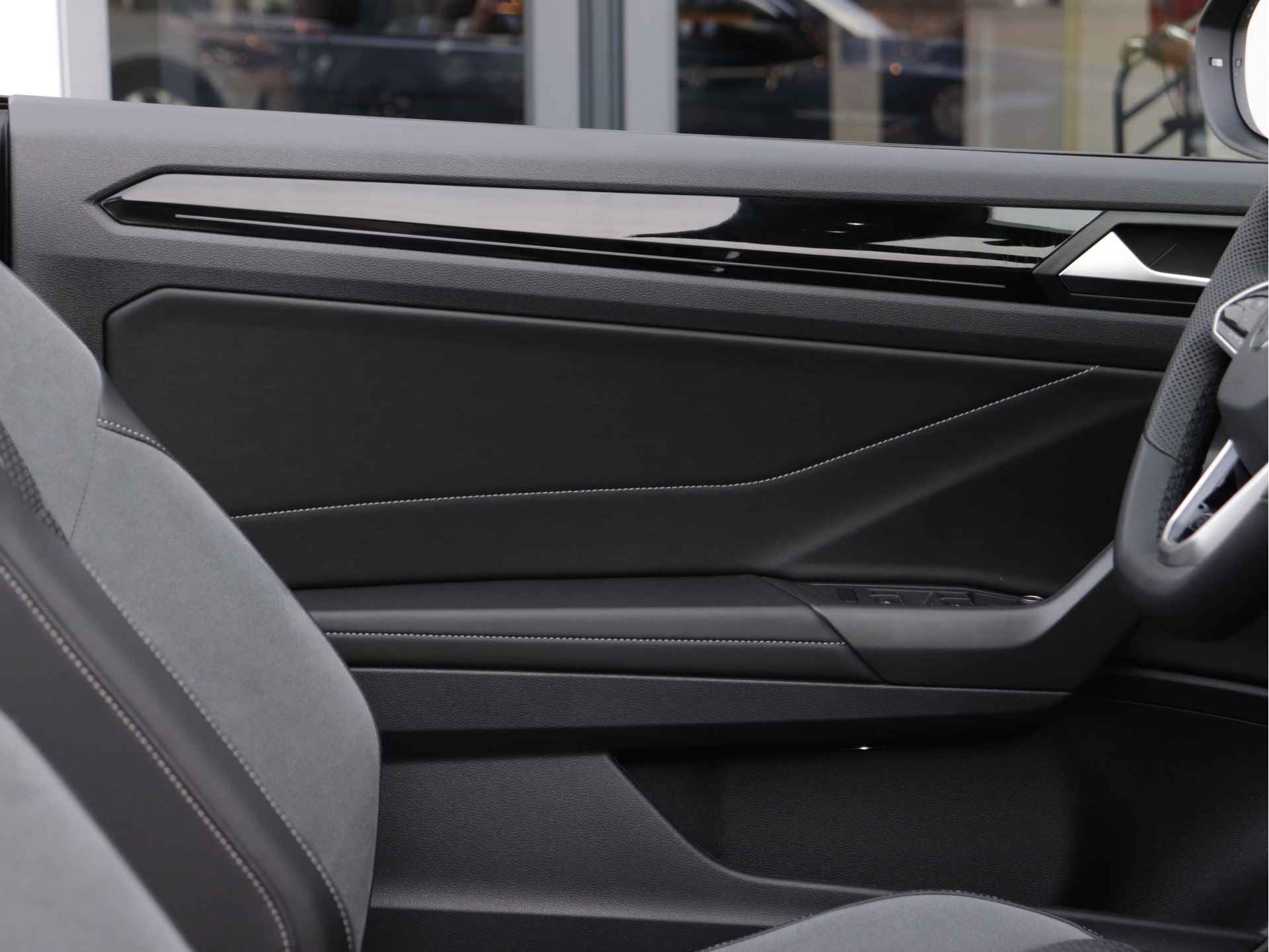 Volkswagen T-Roc Cabrio 1.5 TSI R-Line 150pk Automaat | Black Style | Navigatie | Stoel- en Stuurverwarming | 19" Velgen | - 38/66