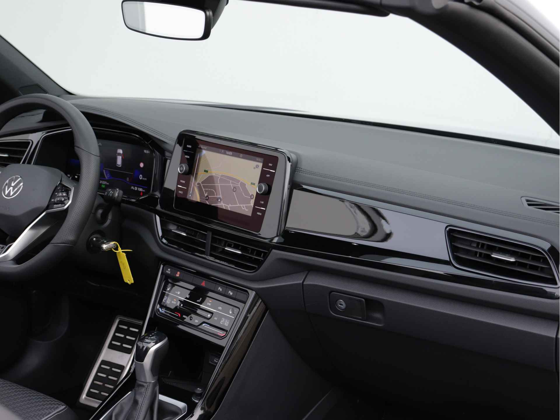 Volkswagen T-Roc Cabrio 1.5 TSI R-Line 150pk Automaat | Black Style | Navigatie | Stoel- en Stuurverwarming | 19" Velgen | - 40/66