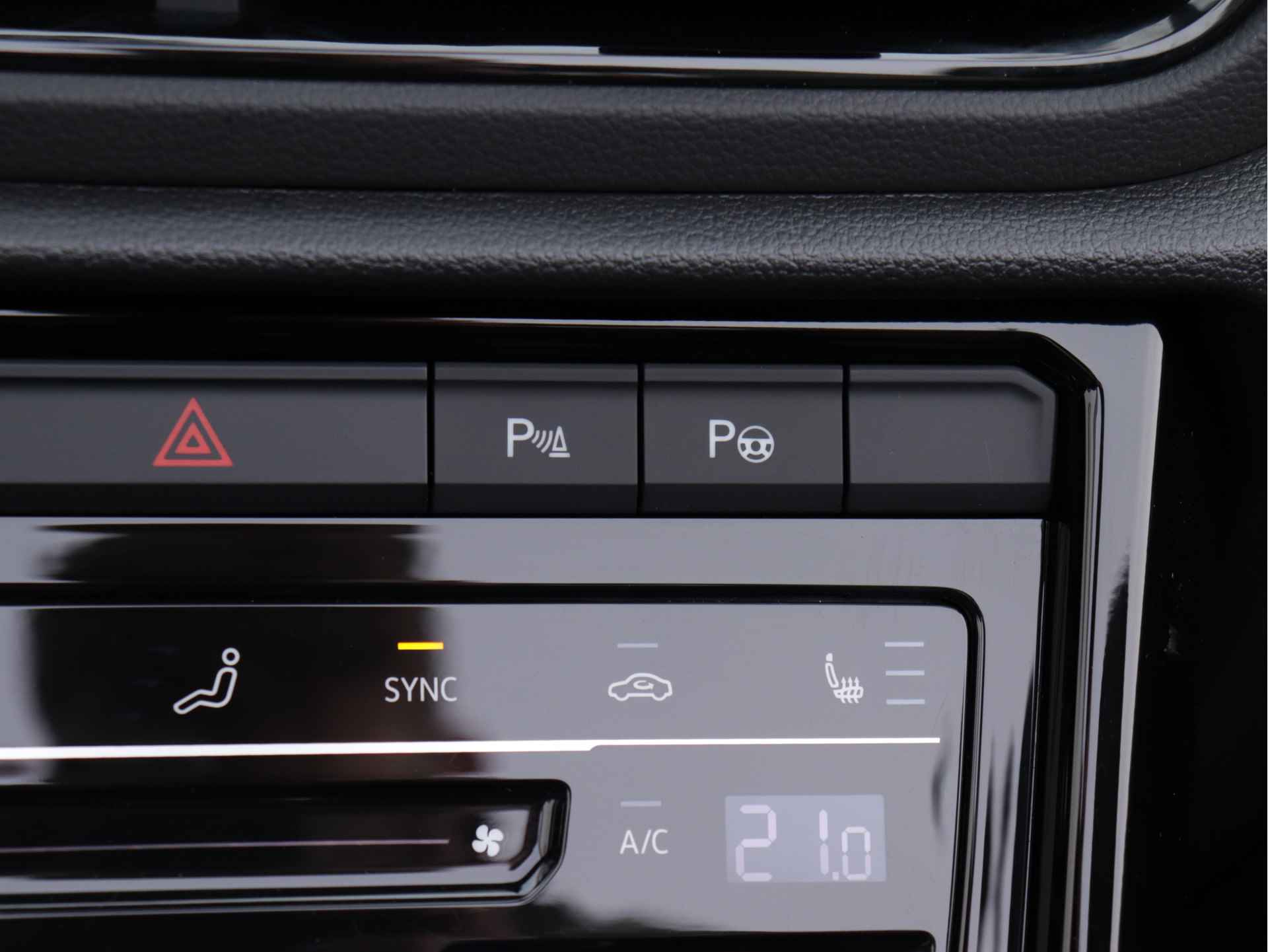 Volkswagen T-Roc Cabrio 1.5 TSI R-Line 150pk Automaat | Black Style | Navigatie | Stoel- en Stuurverwarming | 19" Velgen | - 46/66