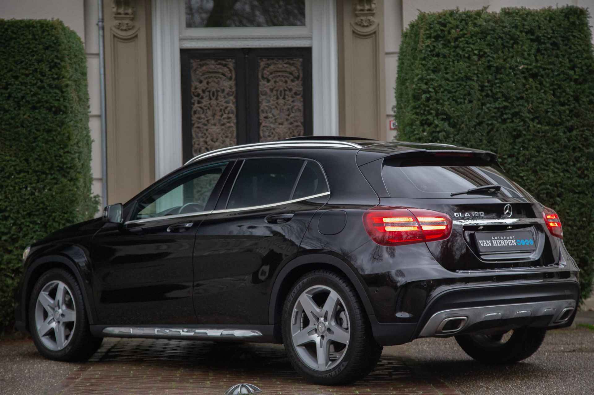 Mercedes-Benz GLA-klasse 180 AMG Pano | Trekhaak | Stoelverw | 2e eign nieuwstaat - 2/55