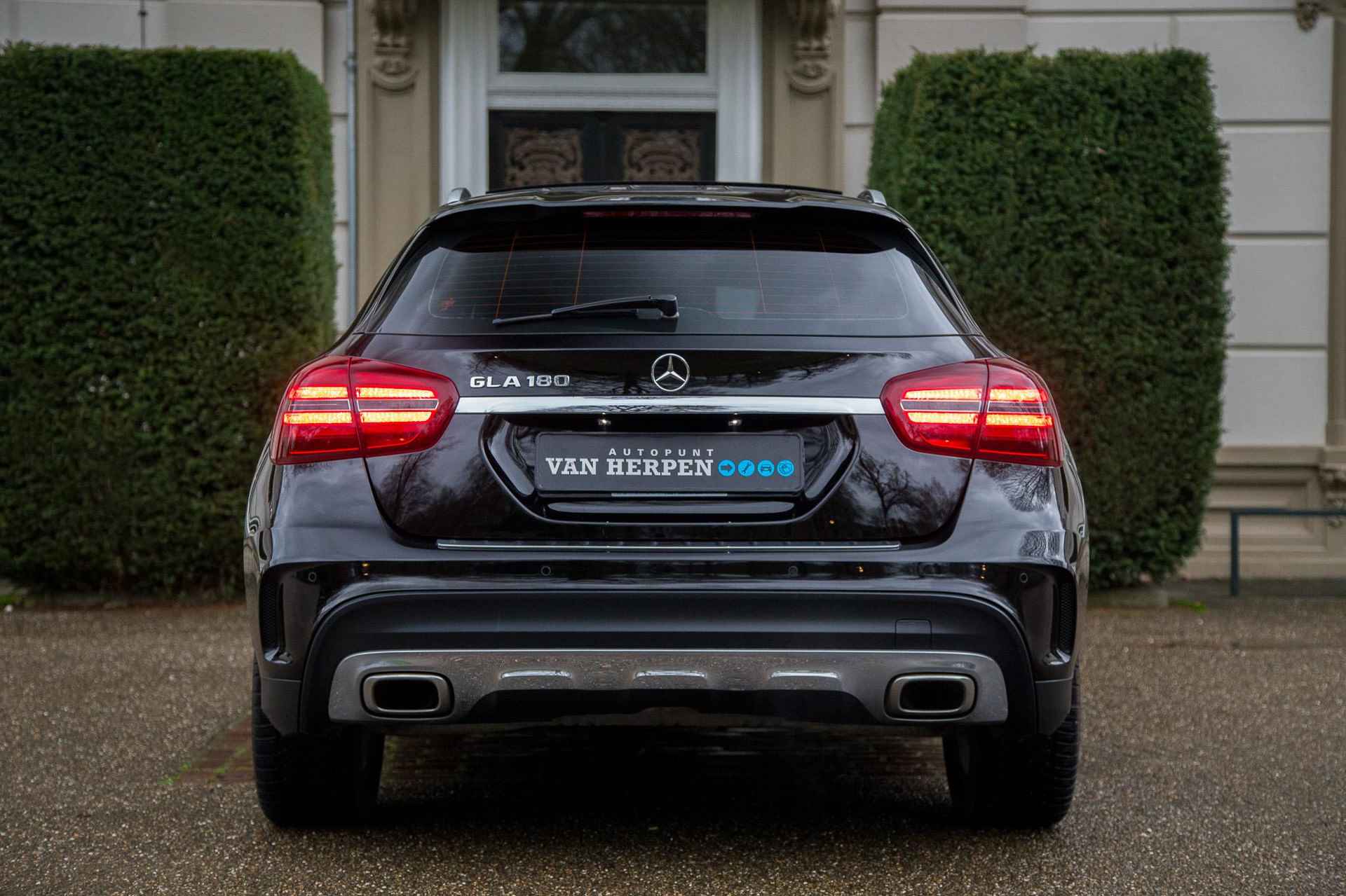 Mercedes-Benz GLA-klasse 180 AMG Pano | Trekhaak | Stoelverw | 2e eign nieuwstaat - 4/55