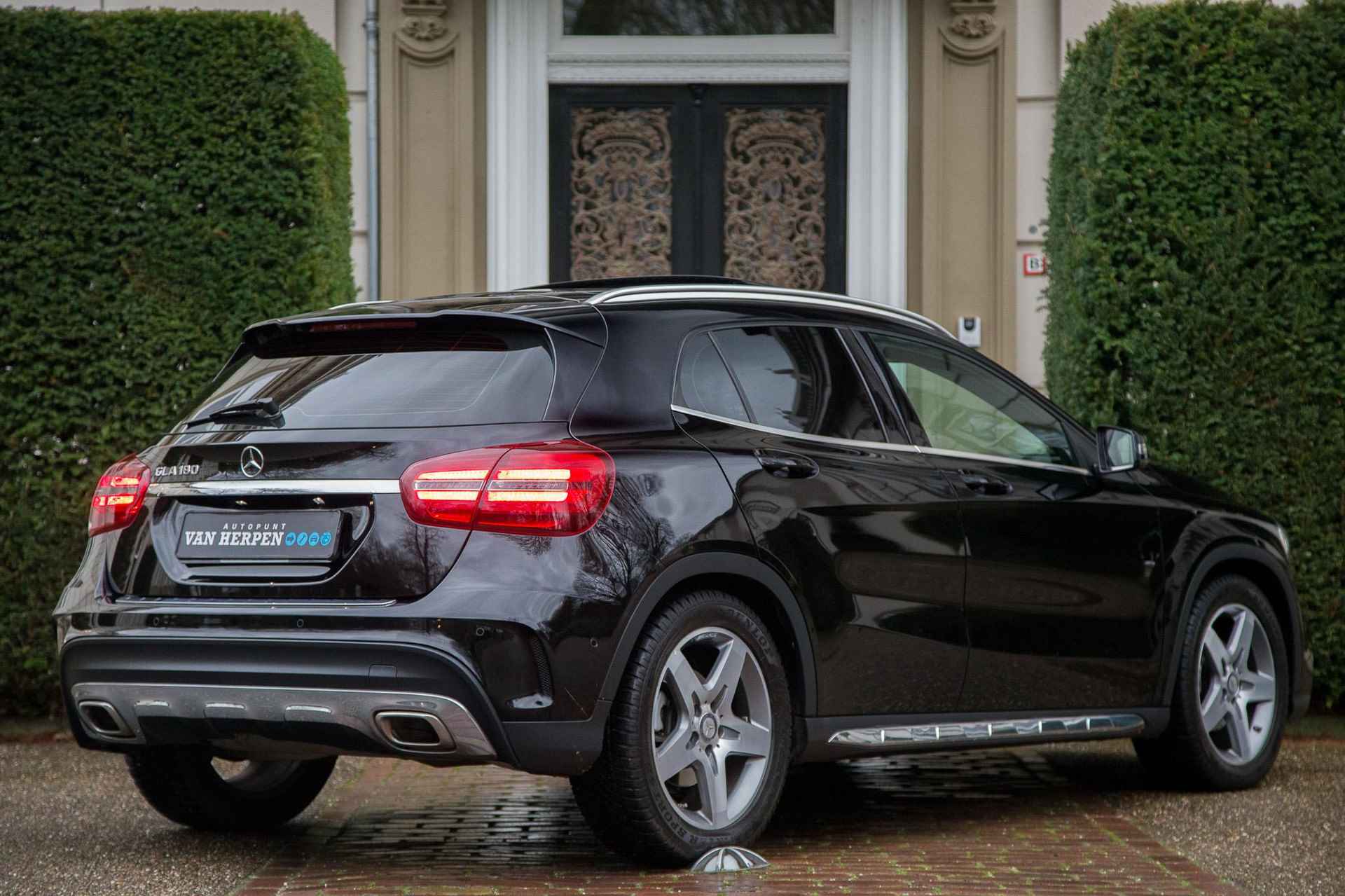 Mercedes-Benz GLA-klasse 180 AMG Pano | Trekhaak | Stoelverw | 2e eign nieuwstaat - 5/55