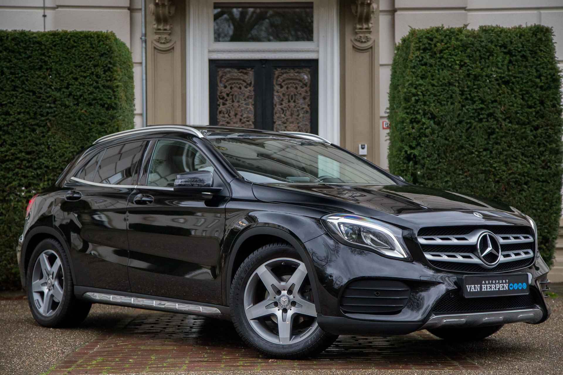 Mercedes-Benz GLA-klasse 180 AMG Pano | Trekhaak | Stoelverw | 2e eign nieuwstaat - 6/55