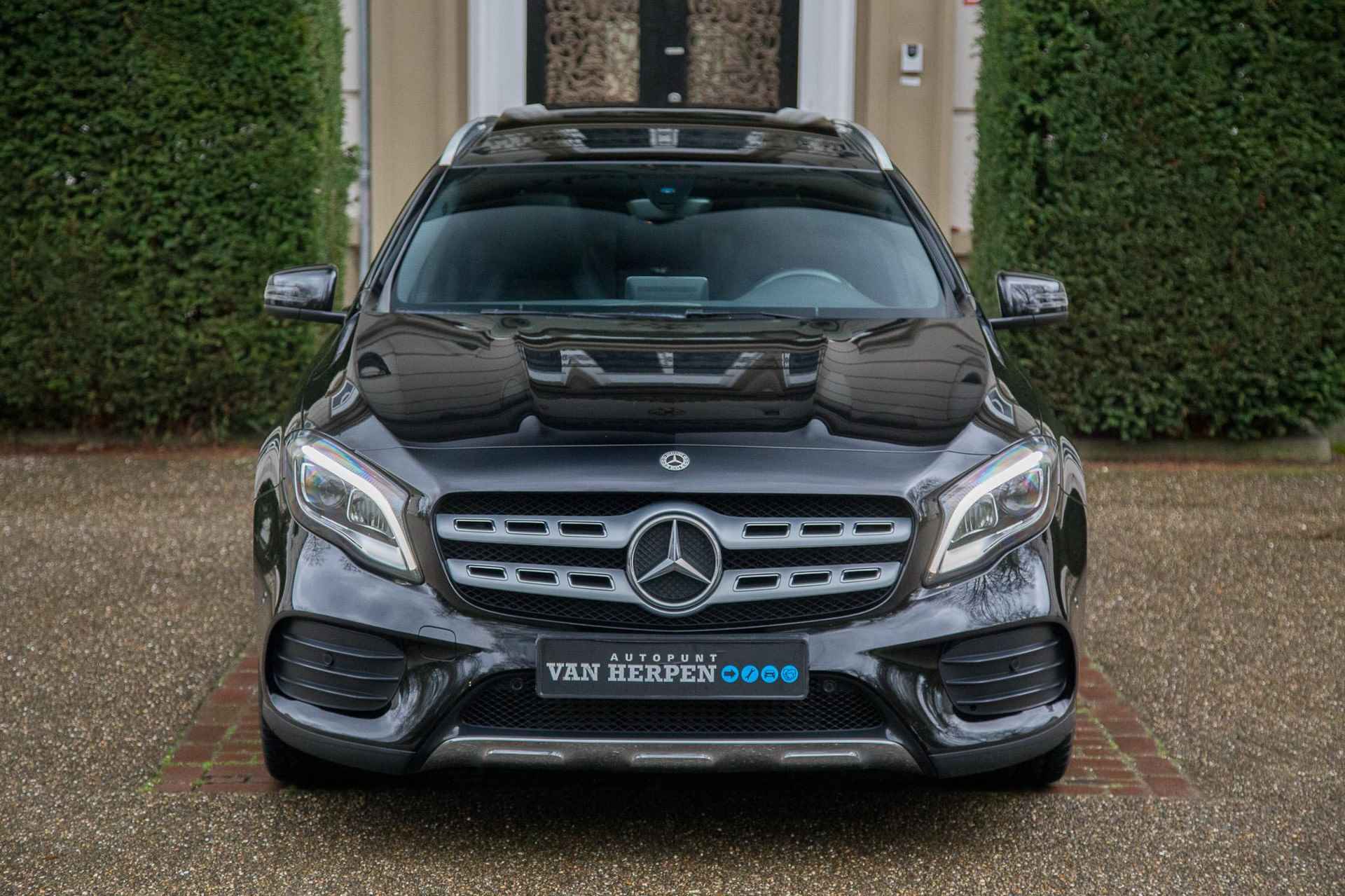 Mercedes-Benz GLA-klasse 180 AMG Pano | Trekhaak | Stoelverw | 2e eign nieuwstaat - 7/55