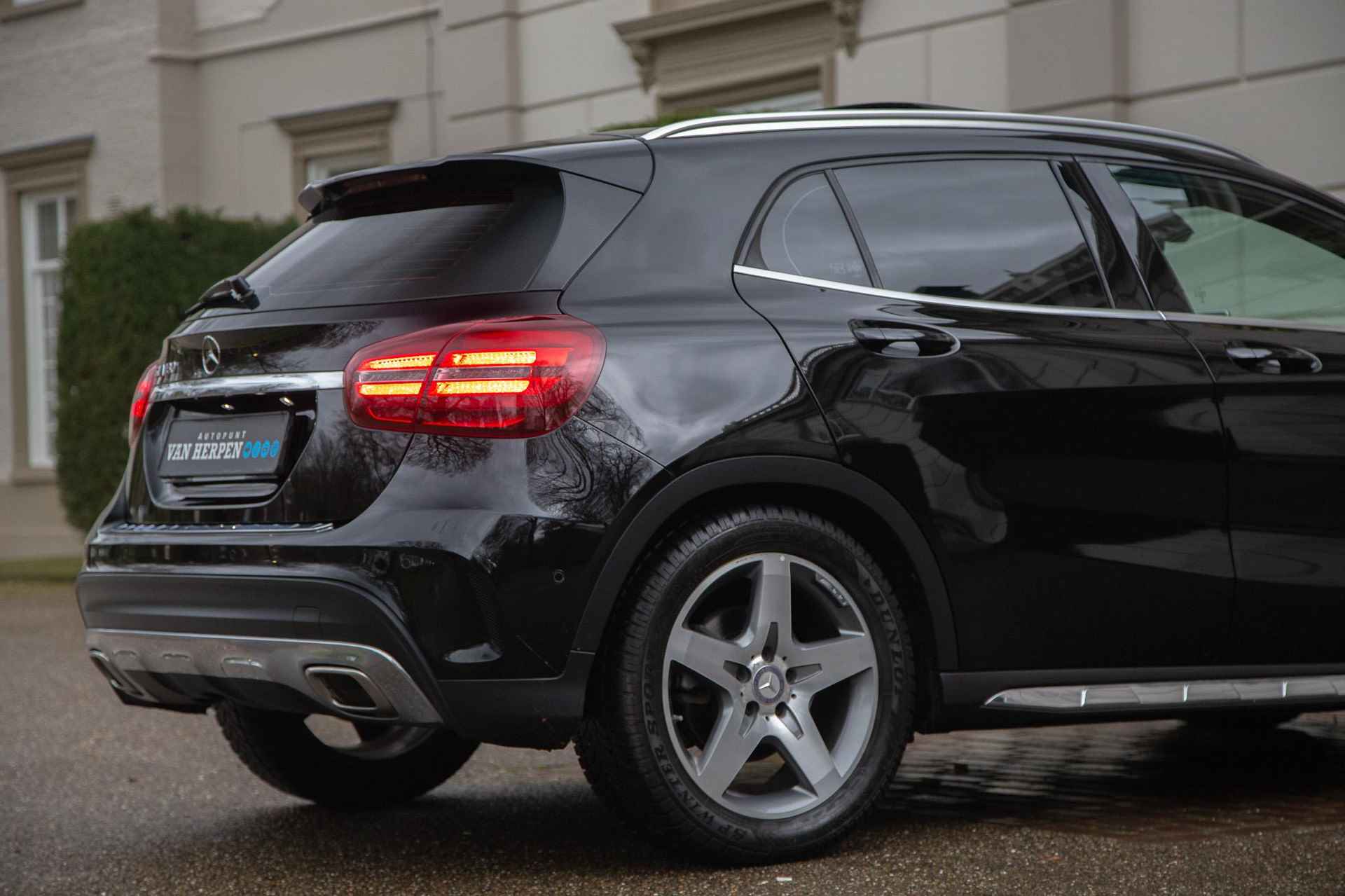 Mercedes-Benz GLA-klasse 180 AMG Pano | Trekhaak | Stoelverw | 2e eign nieuwstaat - 12/55