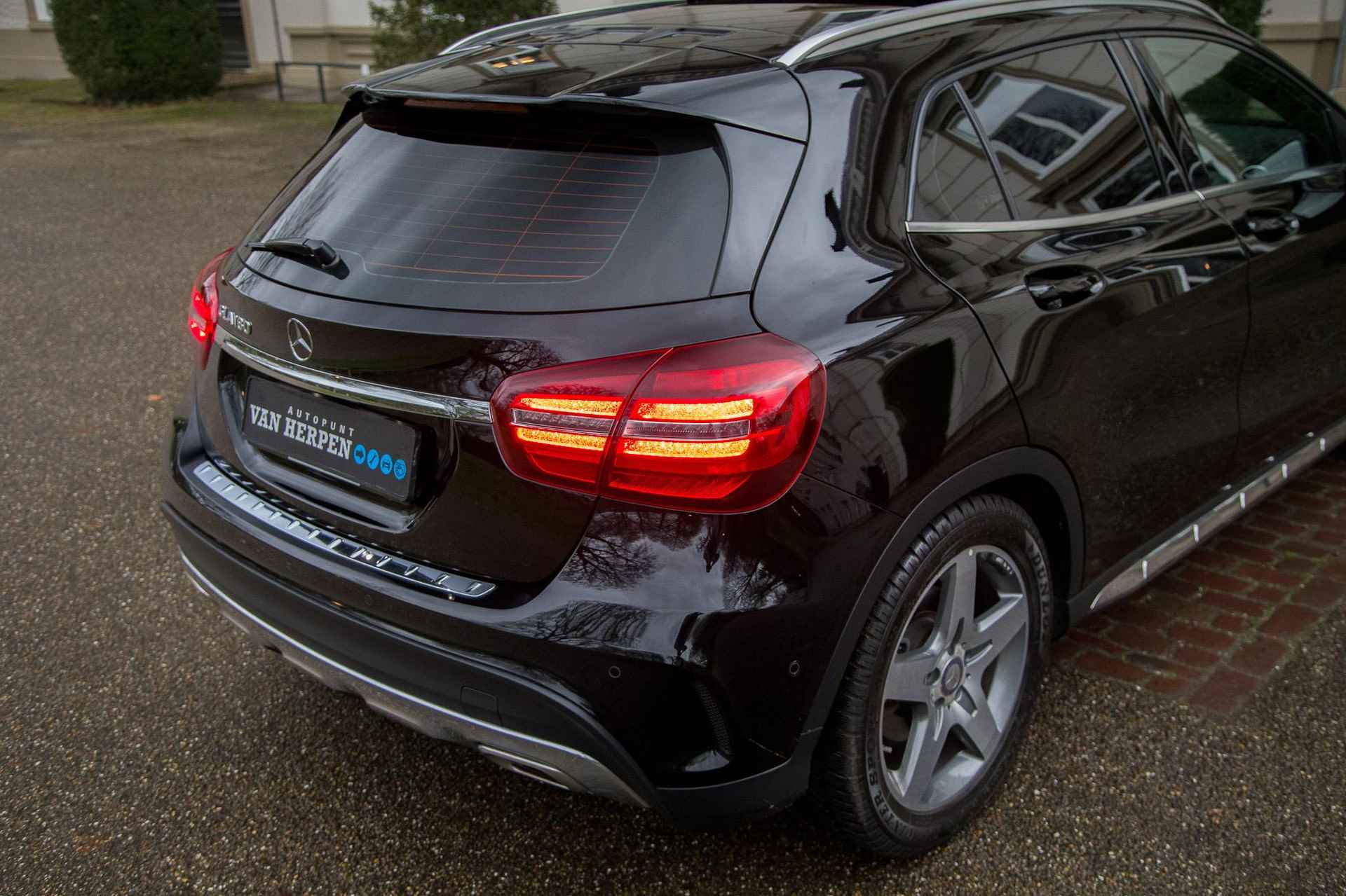 Mercedes-Benz GLA-klasse 180 AMG Pano | Trekhaak | Stoelverw | 2e eign nieuwstaat - 13/55