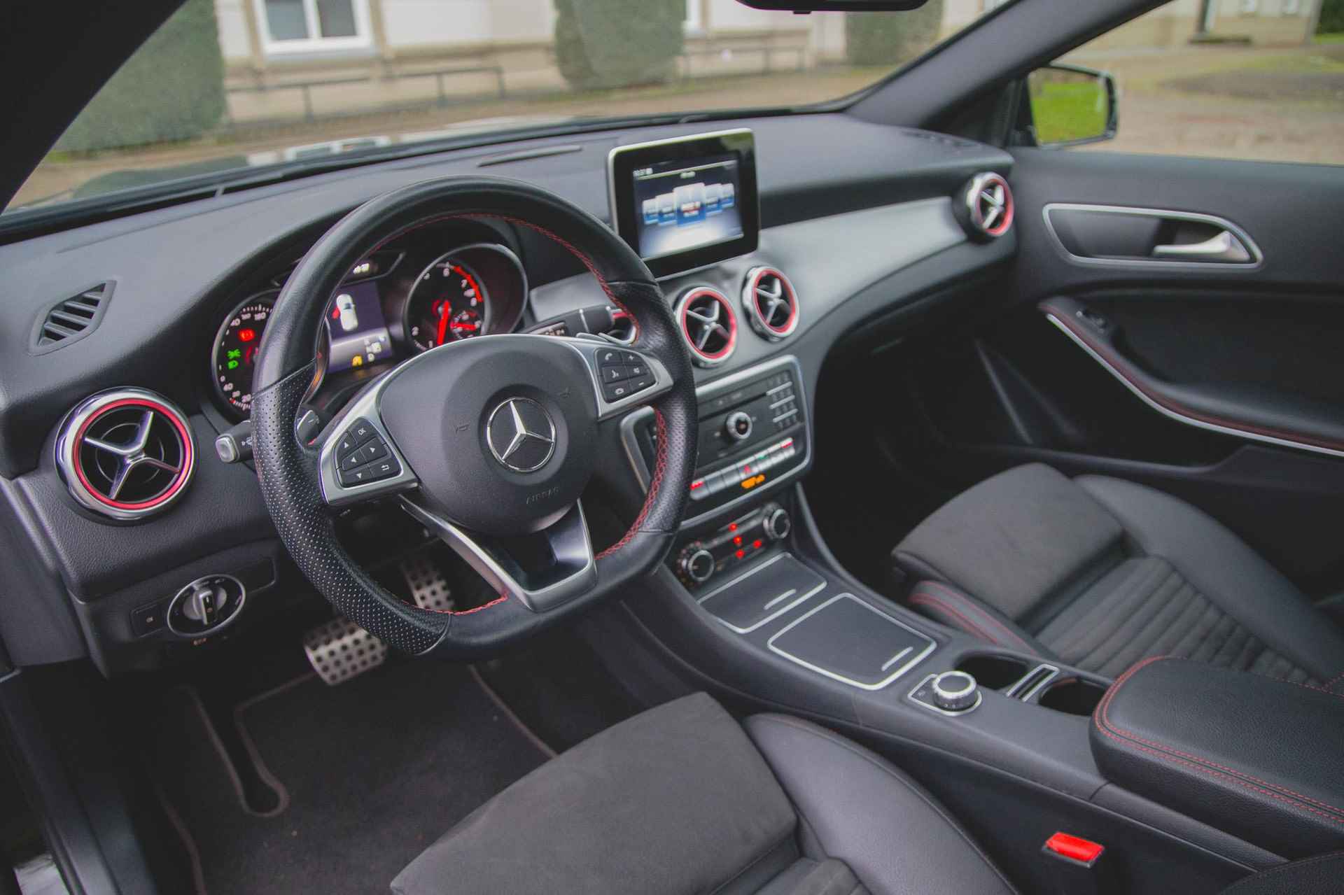 Mercedes-Benz GLA-klasse 180 AMG Pano | Trekhaak | Stoelverw | 2e eign nieuwstaat - 17/55