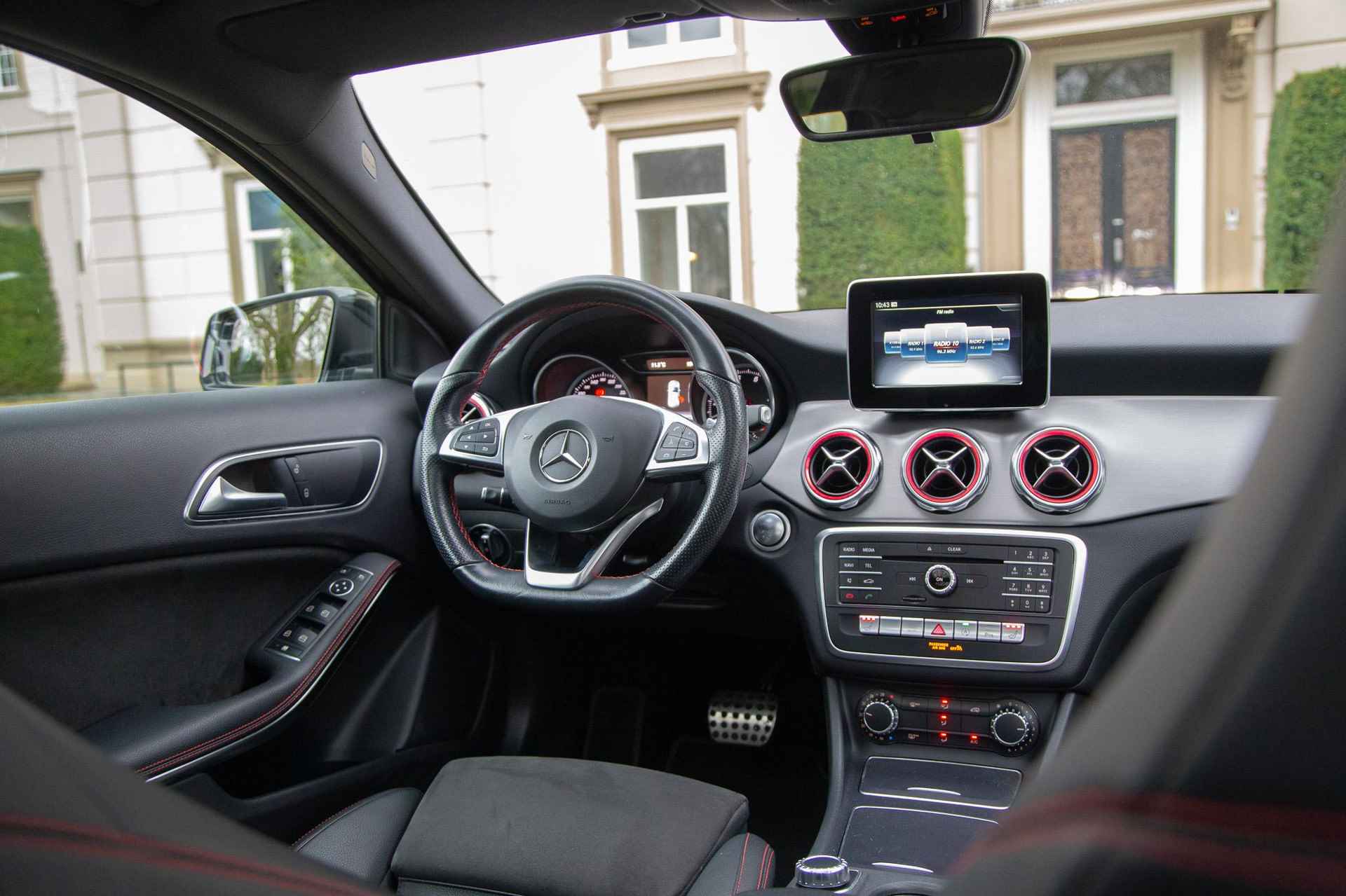 Mercedes-Benz GLA-klasse 180 AMG Pano | Trekhaak | Stoelverw | 2e eign nieuwstaat - 38/55